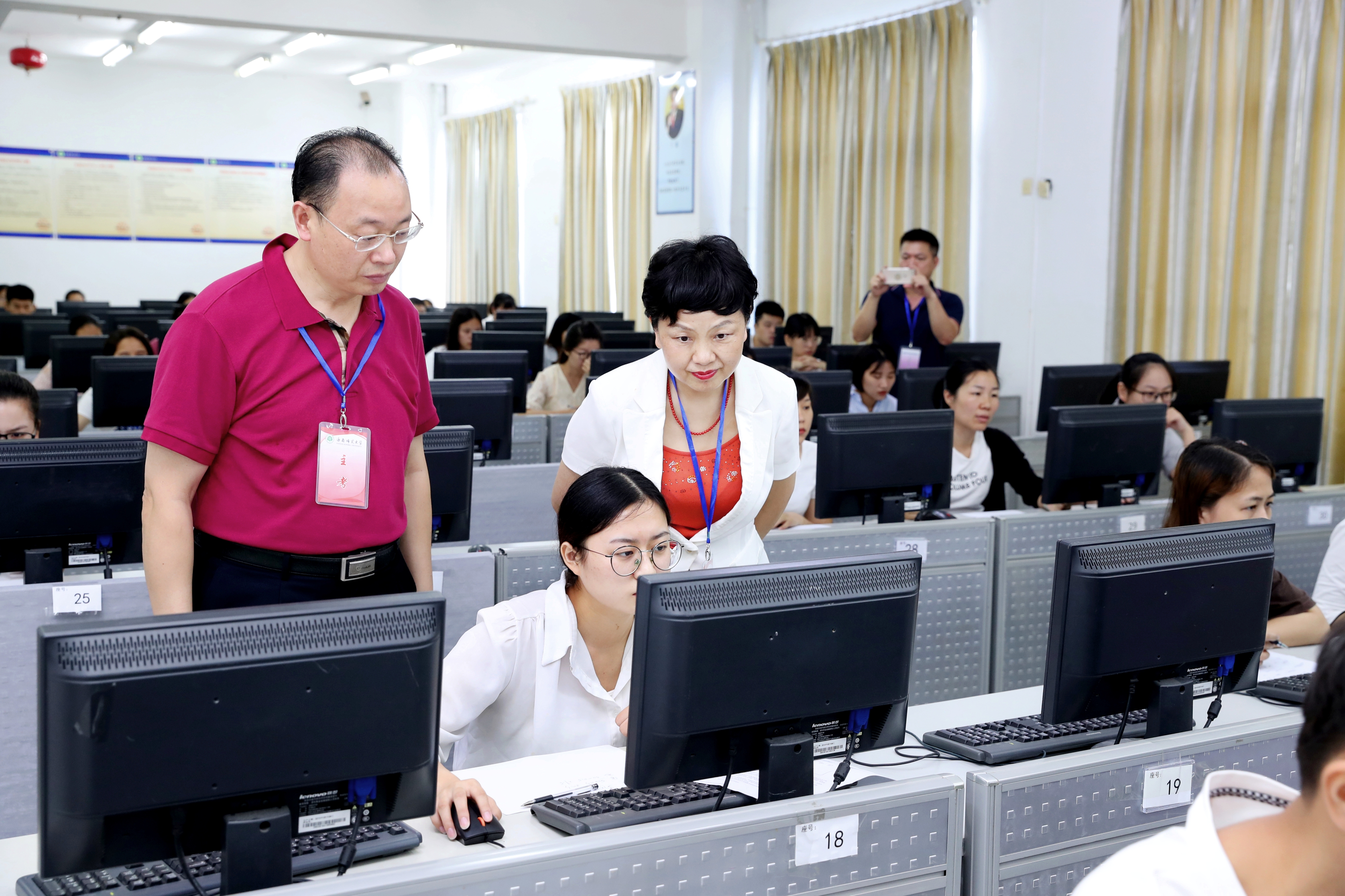 校领导深入会计资格无纸化考场巡视