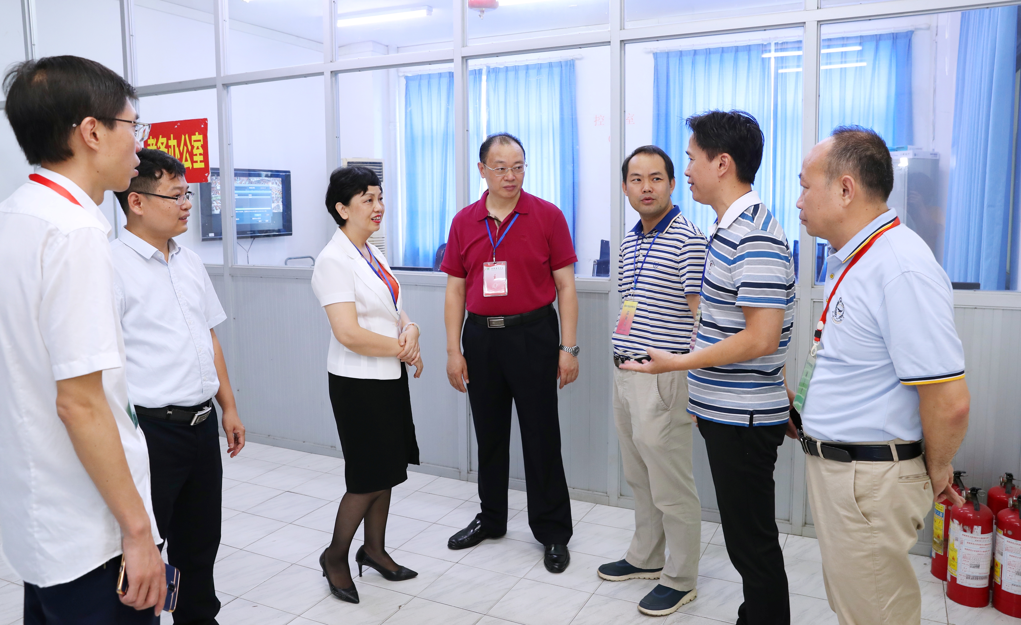 校领导深入会计资格无纸化考场巡视