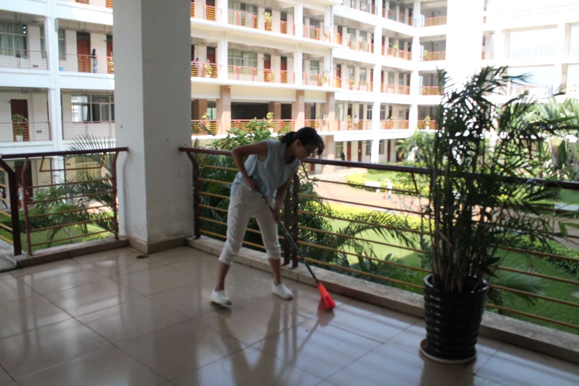 美化校园,力行“双创”――外国语学院组织开展大扫除活动