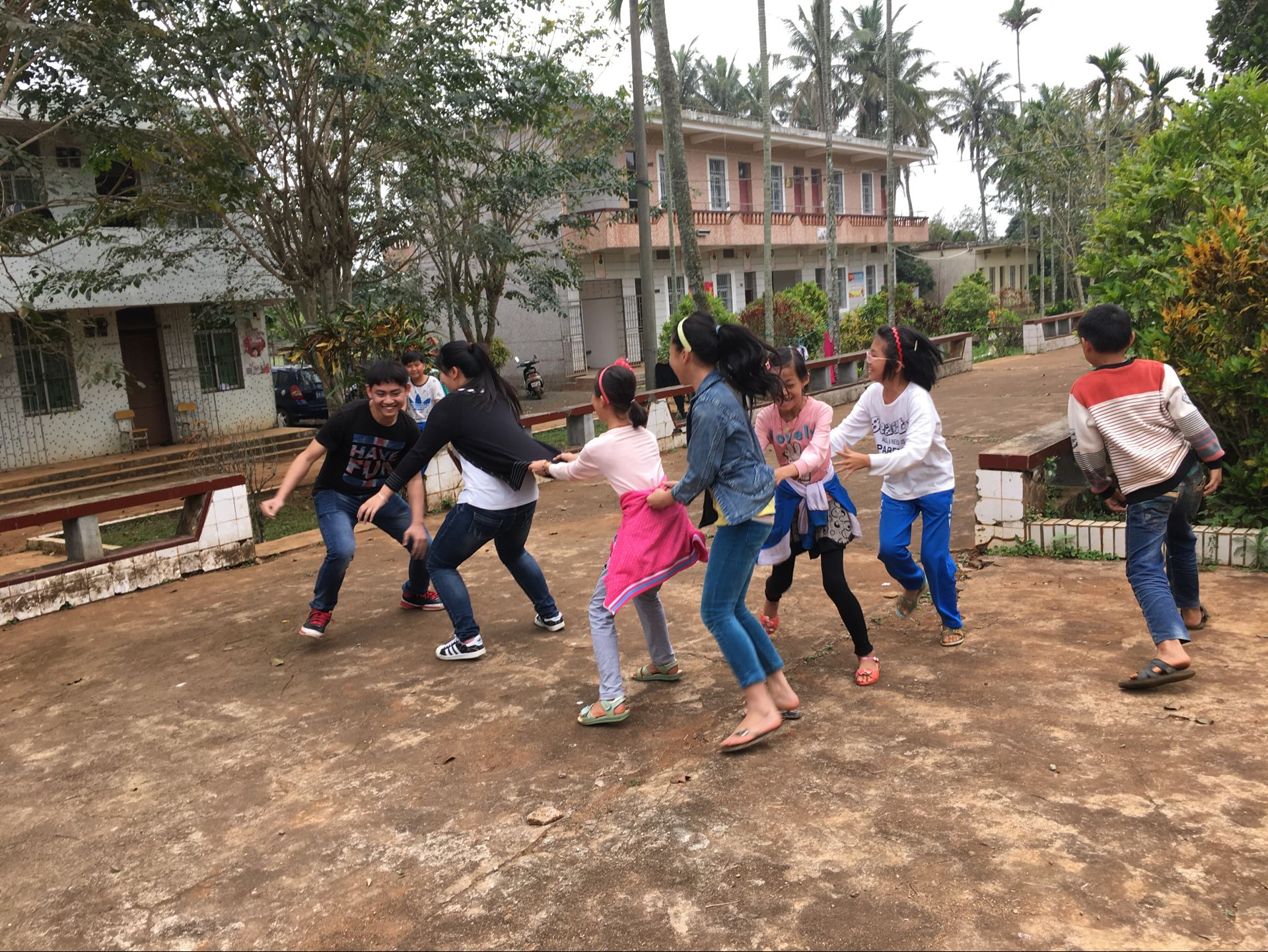 愿正能量伴你我共同成长――记14级政一团日活动之苏敏小学之行