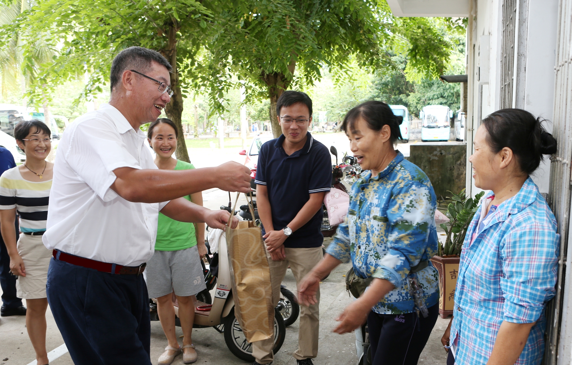 李红梅书记、林强校长国庆节慰问师生员工