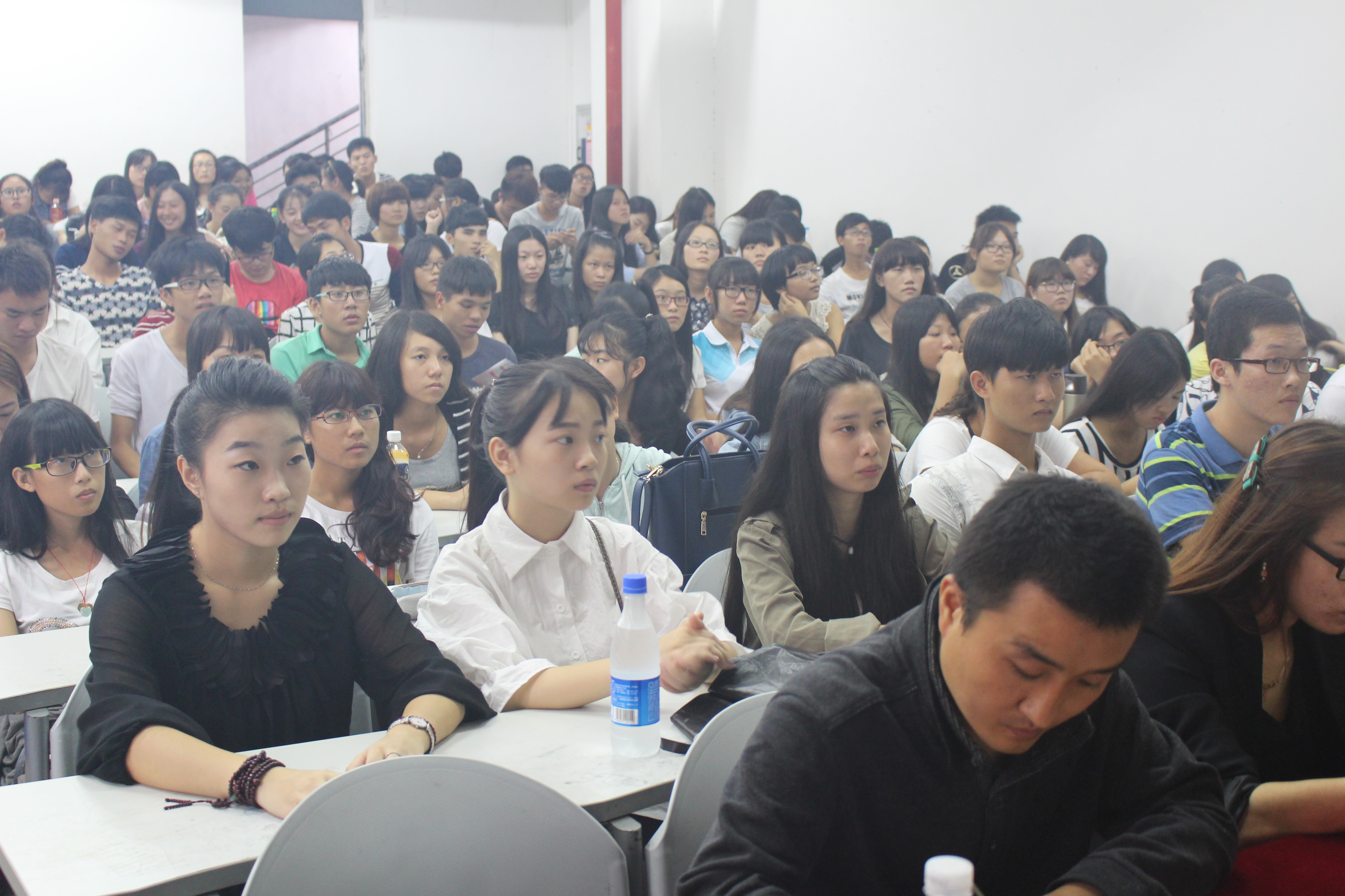 美术学院举办2014年《搭建学习之桥 谱写创业人生》大学生论坛