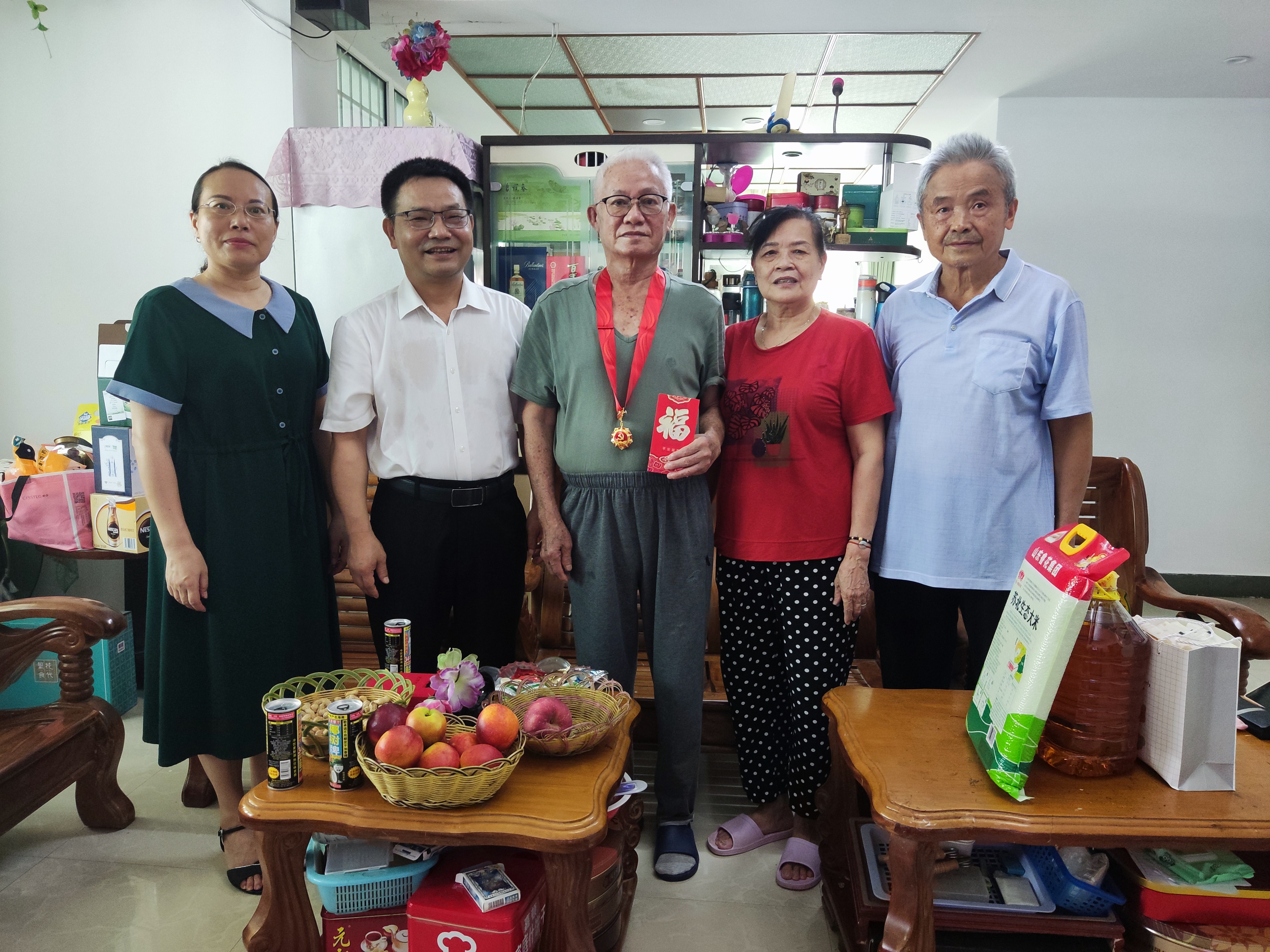 我校开展“七一”走访慰问活动