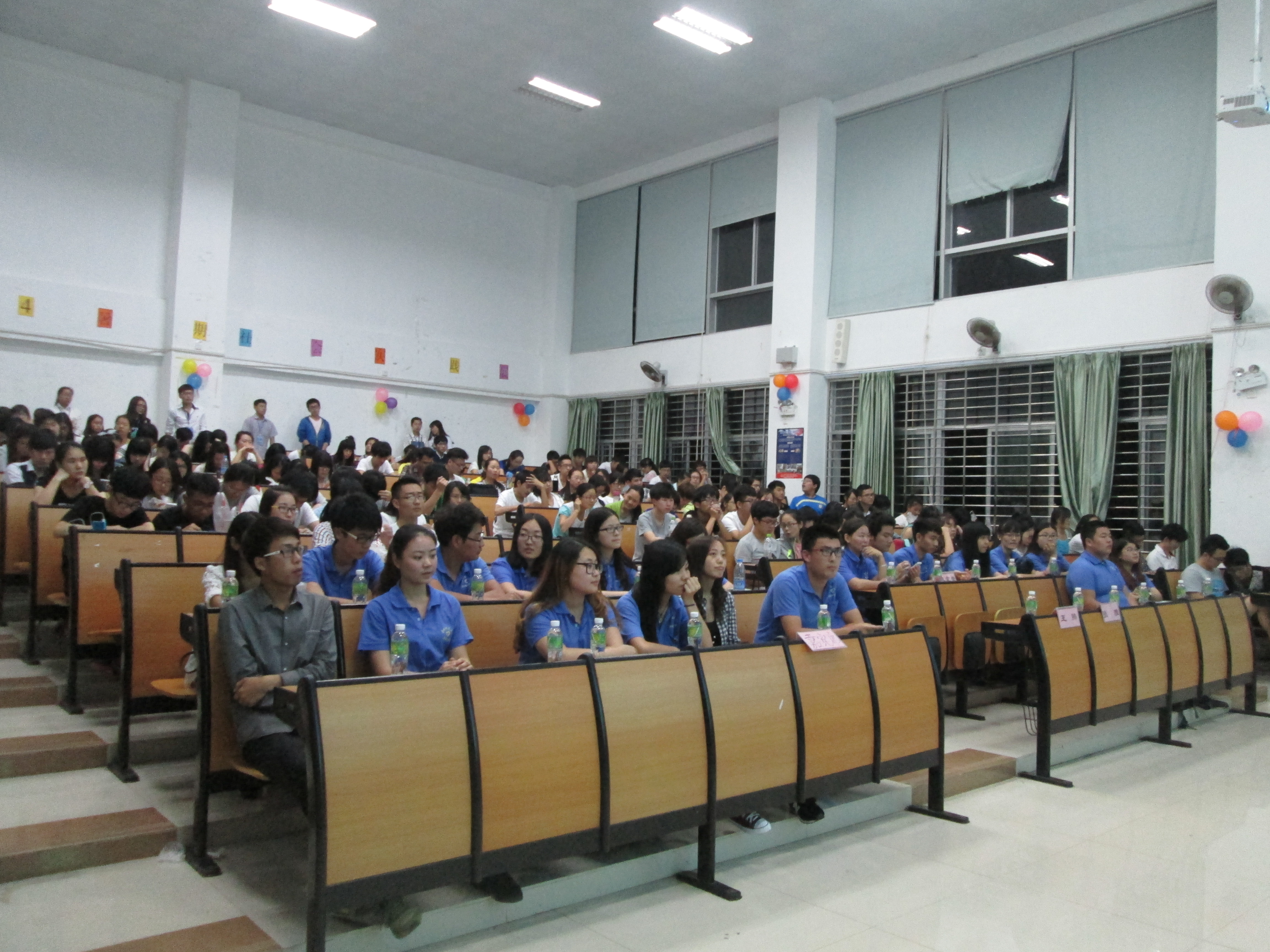 挥洒激情汗水，塑造高尚品格--记经济与管理学院暑期社会实践展  