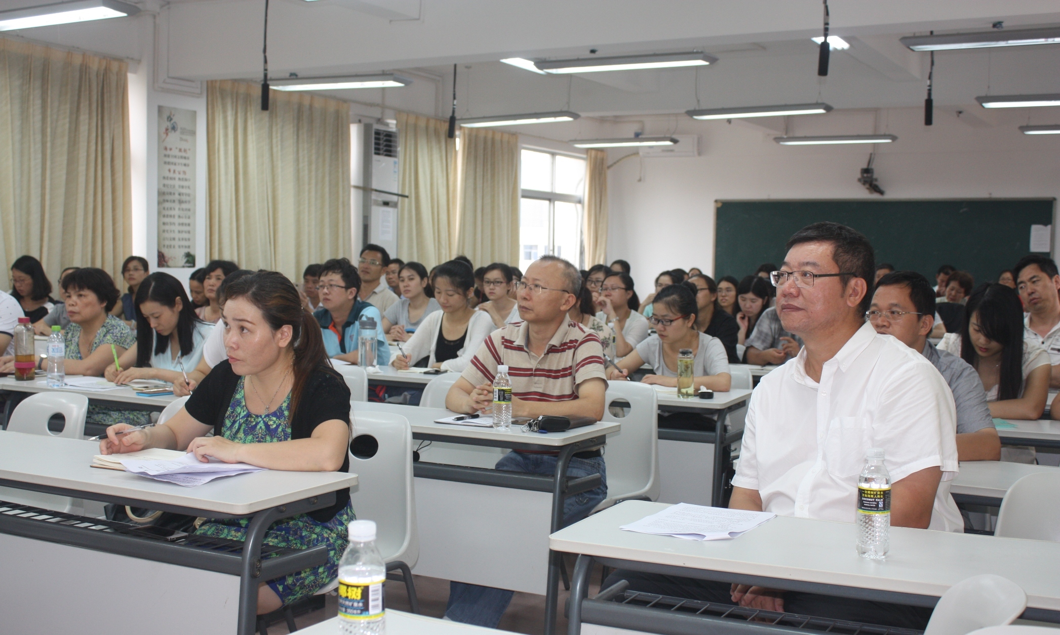 华南师范大学副校长吴坚教授到我校讲学