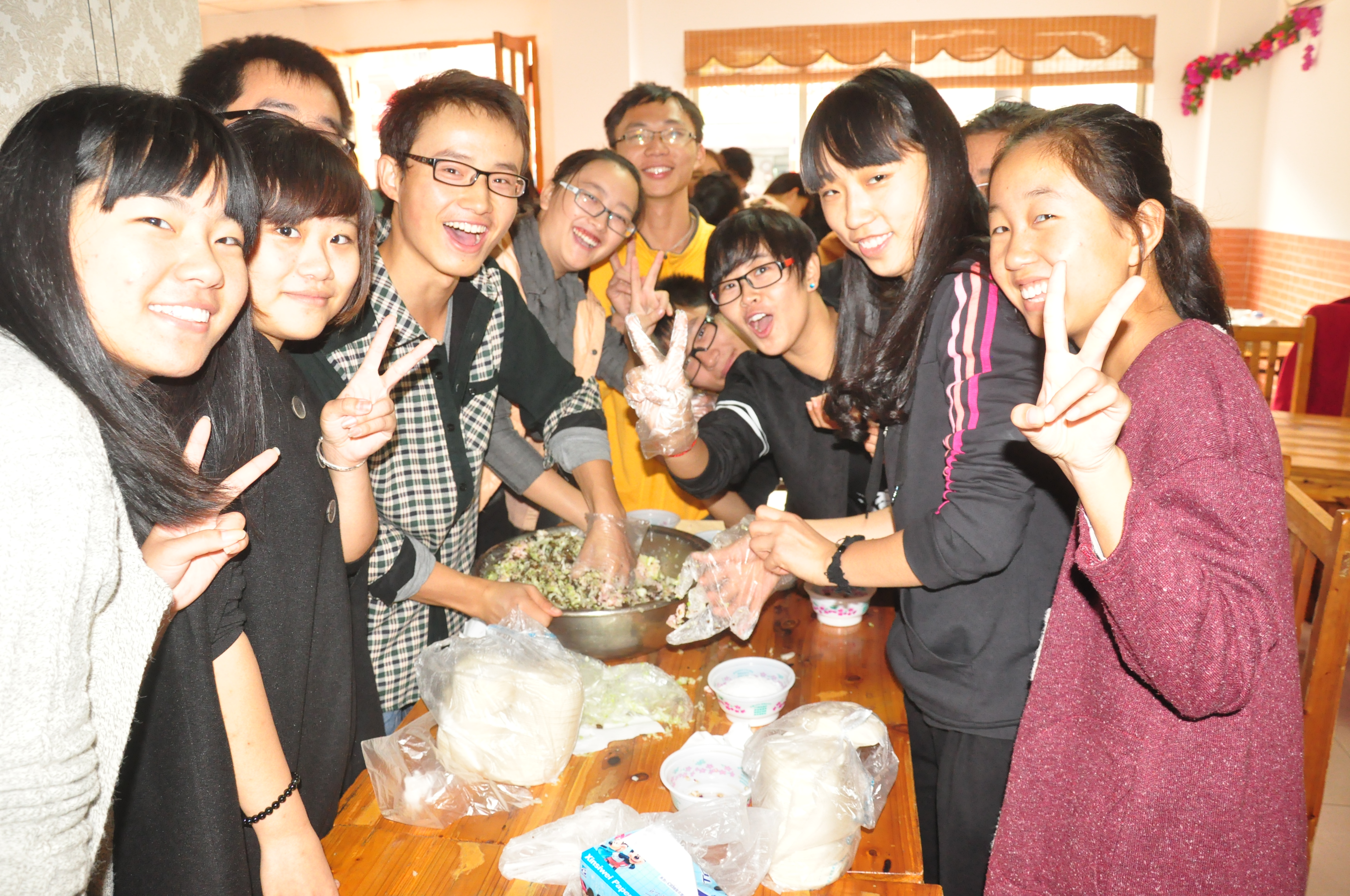 寻宝大发现 趣味超体验――记地理与旅游学院趣味包饺子活动