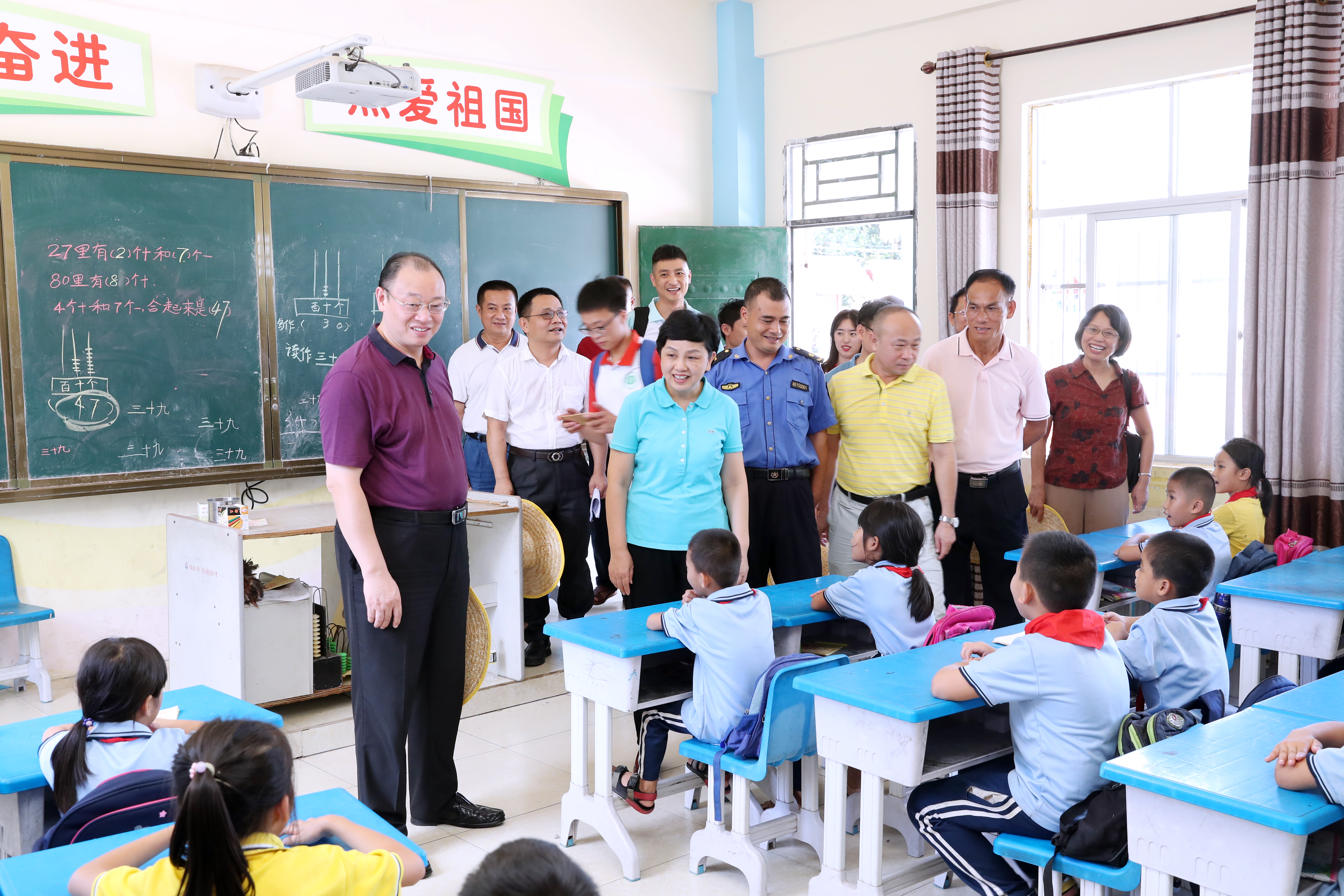 李红梅强调：牢记习近平总书记嘱托，强化责任感和使命感，坚决打赢扶贫攻坚战