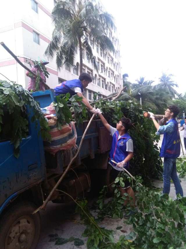 共抗风灾，旅院有情――记旅游学院台风后清扫活动