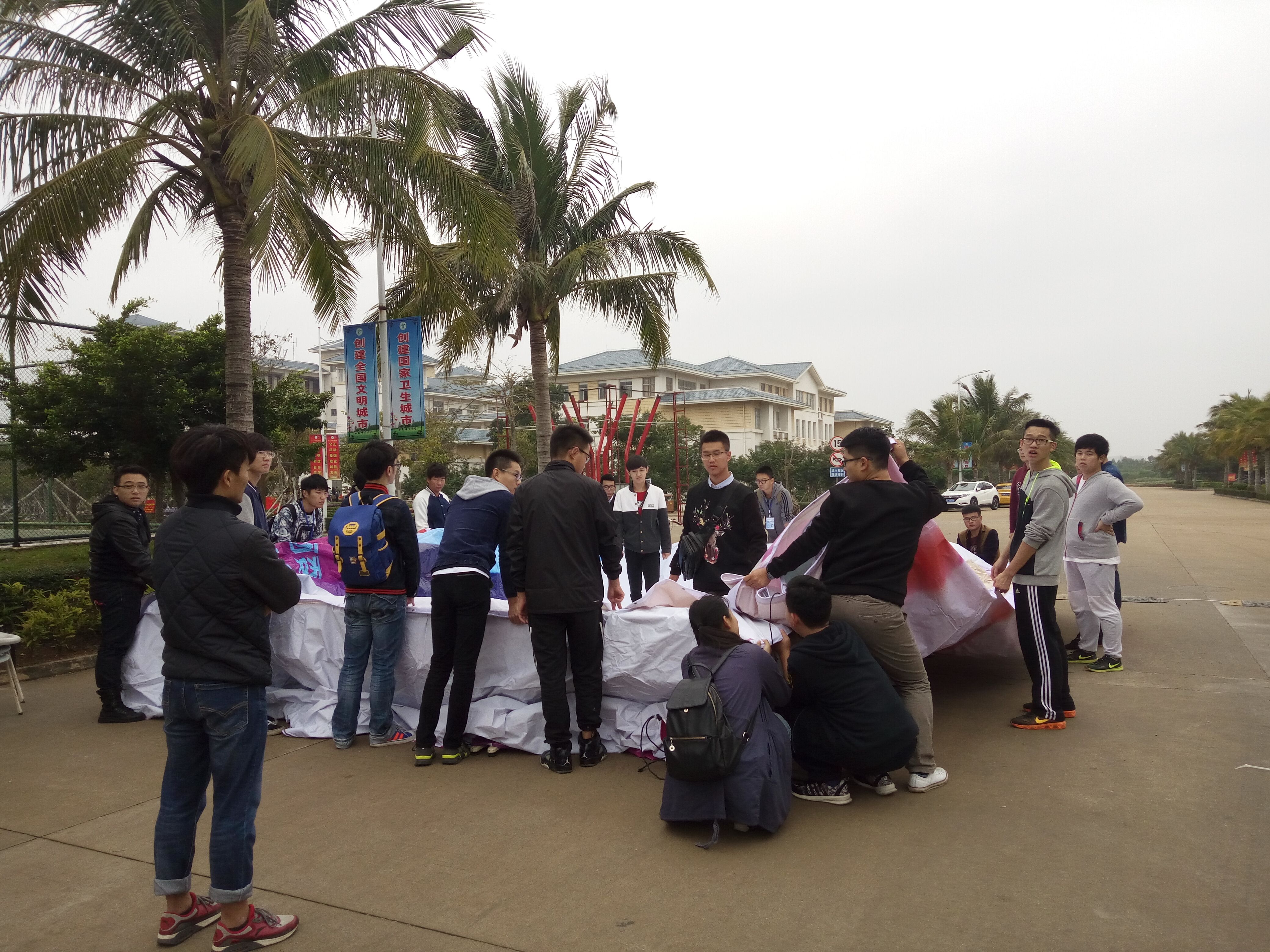 为院添彩 喜迎元旦——记文学院学生干部布置元旦游园场地