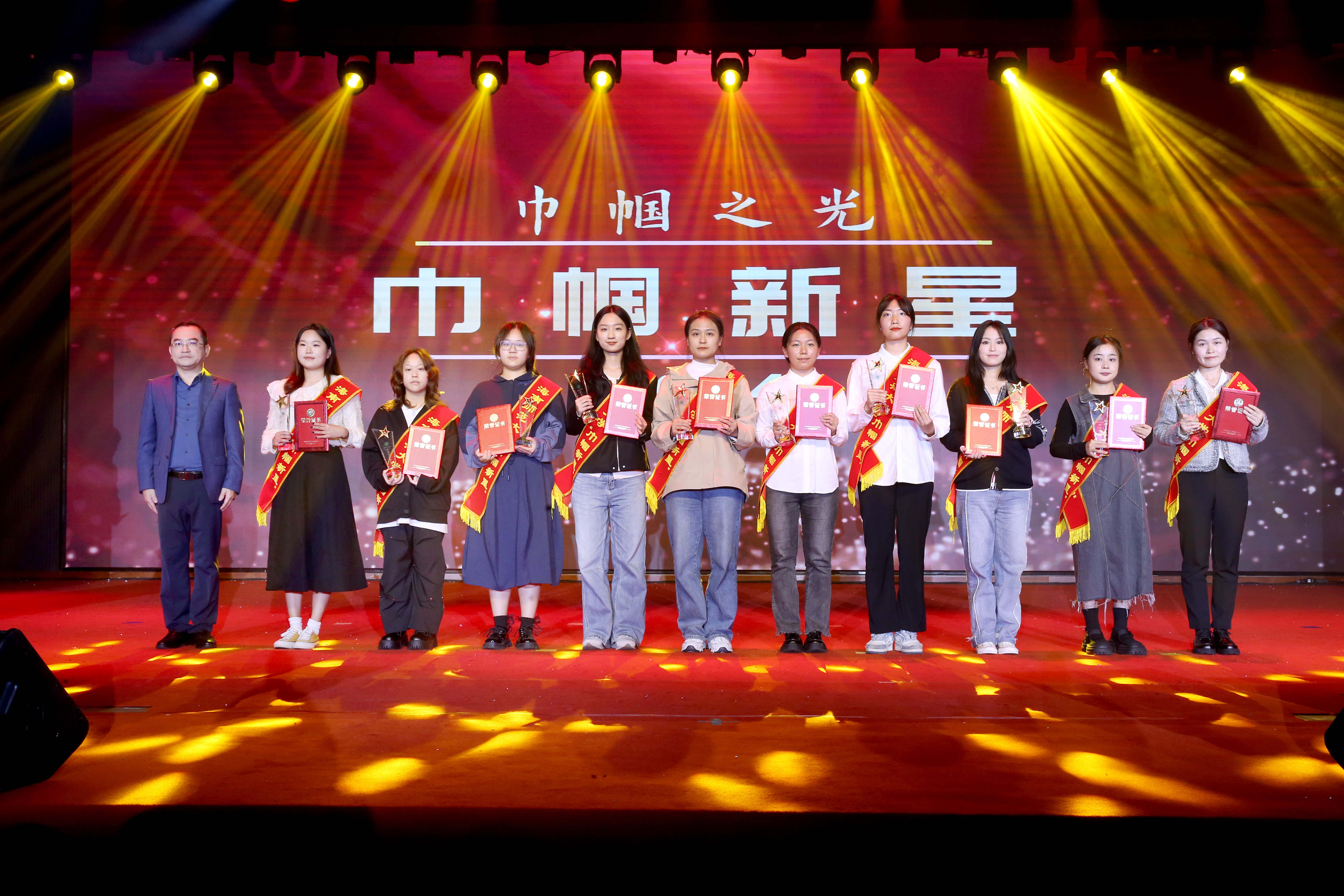 海南师范大学举办“巾帼之光――致敬最美巾帼奋斗者颁奖晚会庆祝“三八”国际妇女节