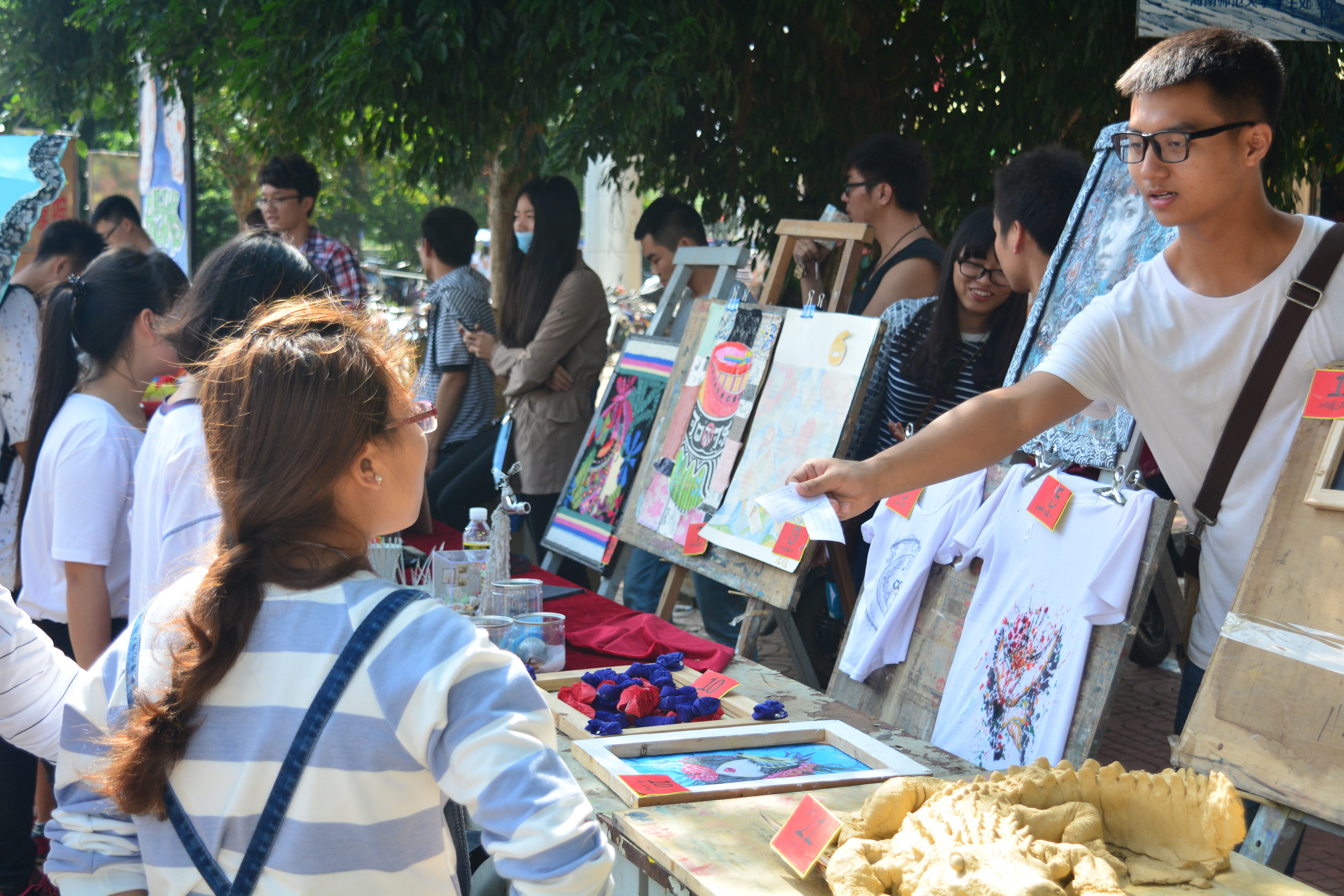 海南师范大学美术学院举办学术科技节之“DIY奇趣大赛”