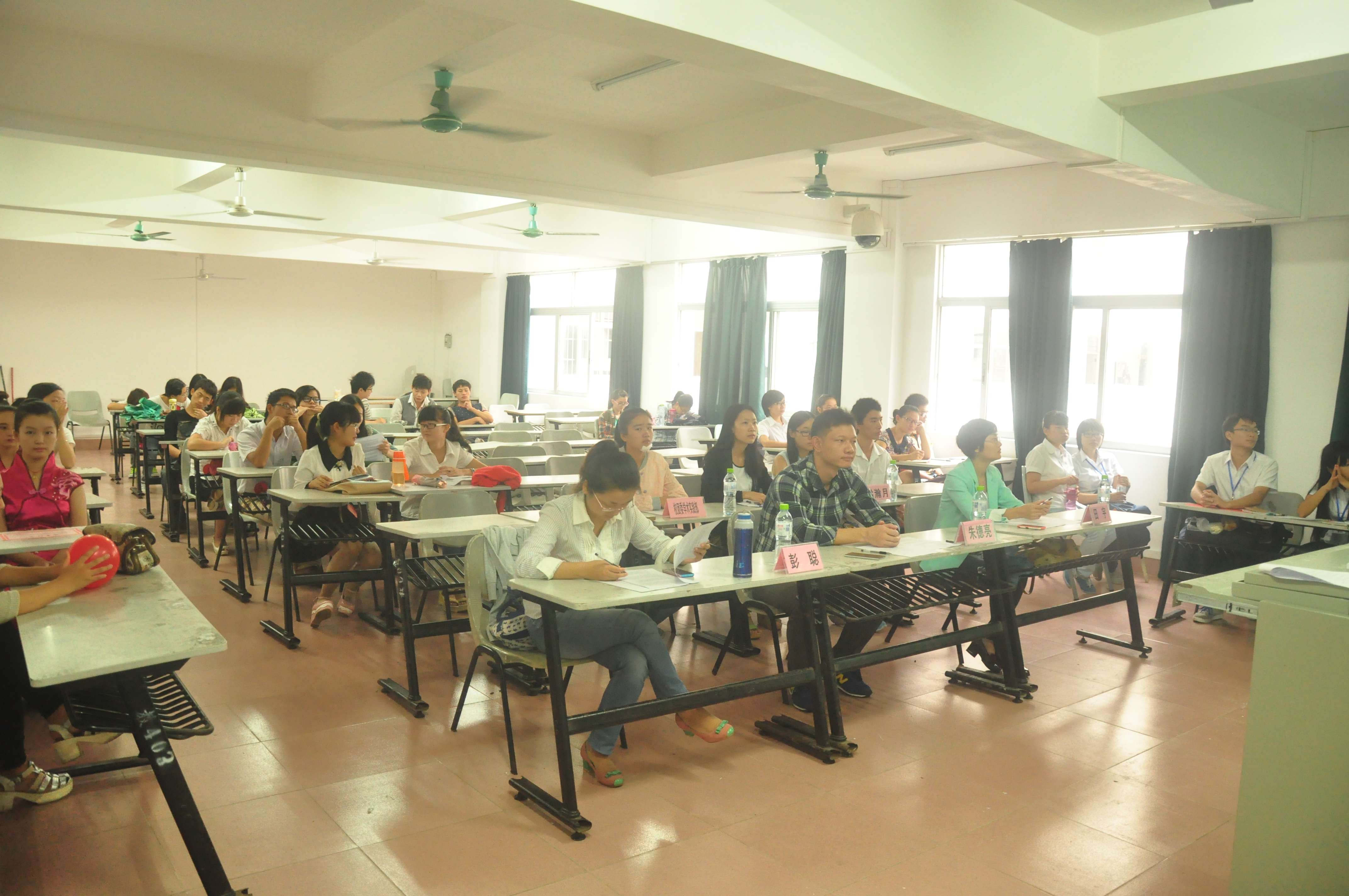 赛职业技能 ,展教师风范――记地理与旅游学院教师技能大赛之班主任技能复赛