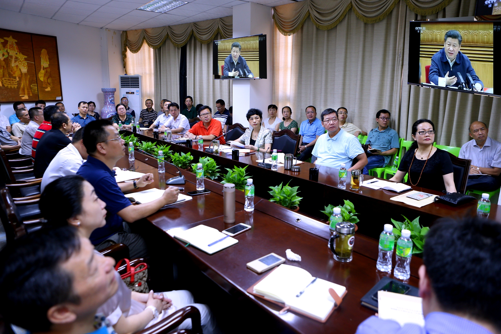 我校召开党委理论中心组（扩大）学习会议
