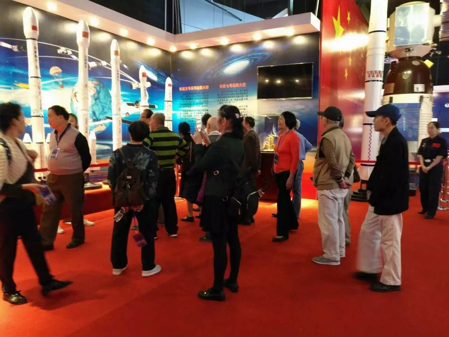 我校离退休干部参观文昌卫星发射城和海南新农村