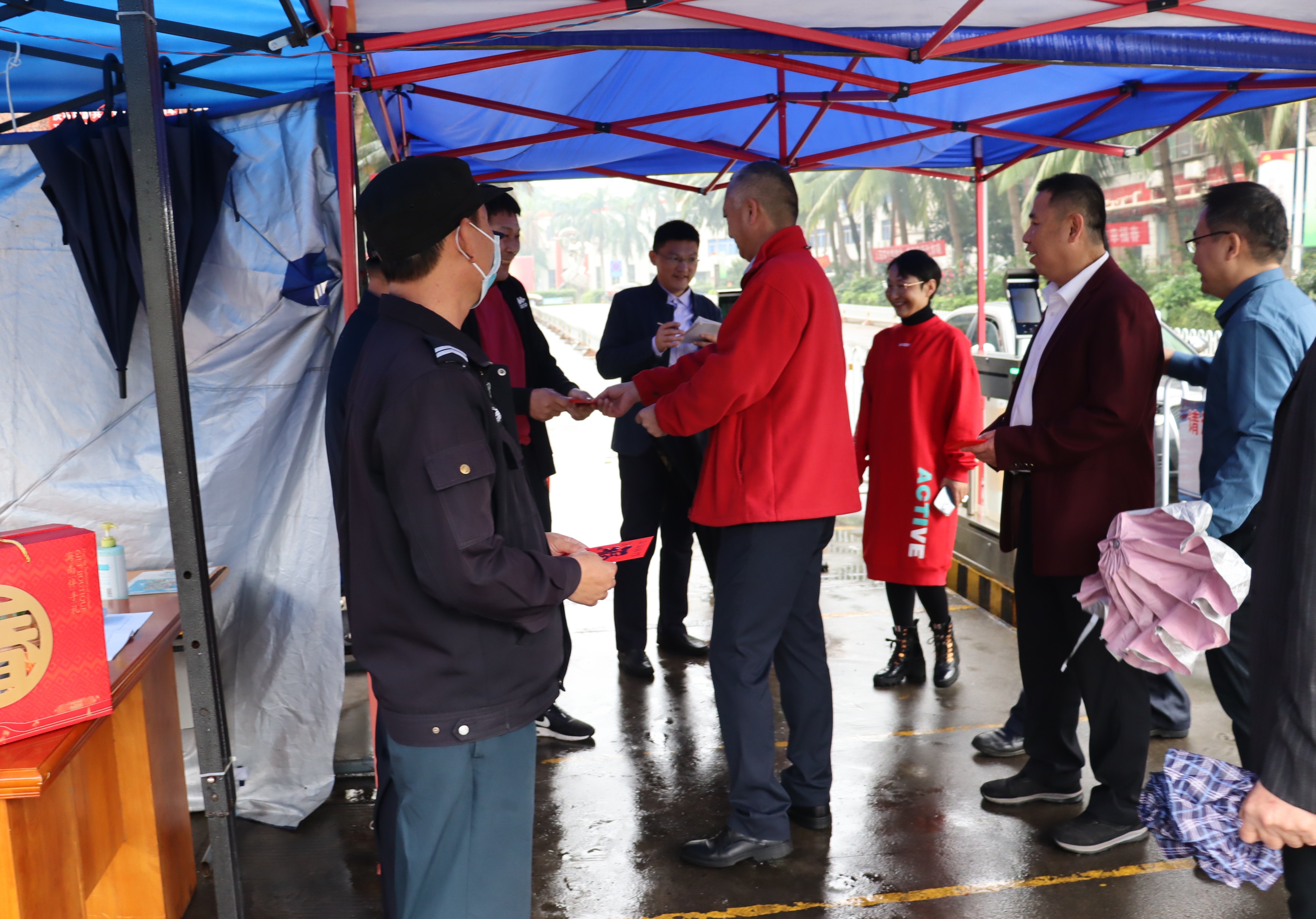 李湖大年初一慰问坚守岗位的教职员工和留校学生