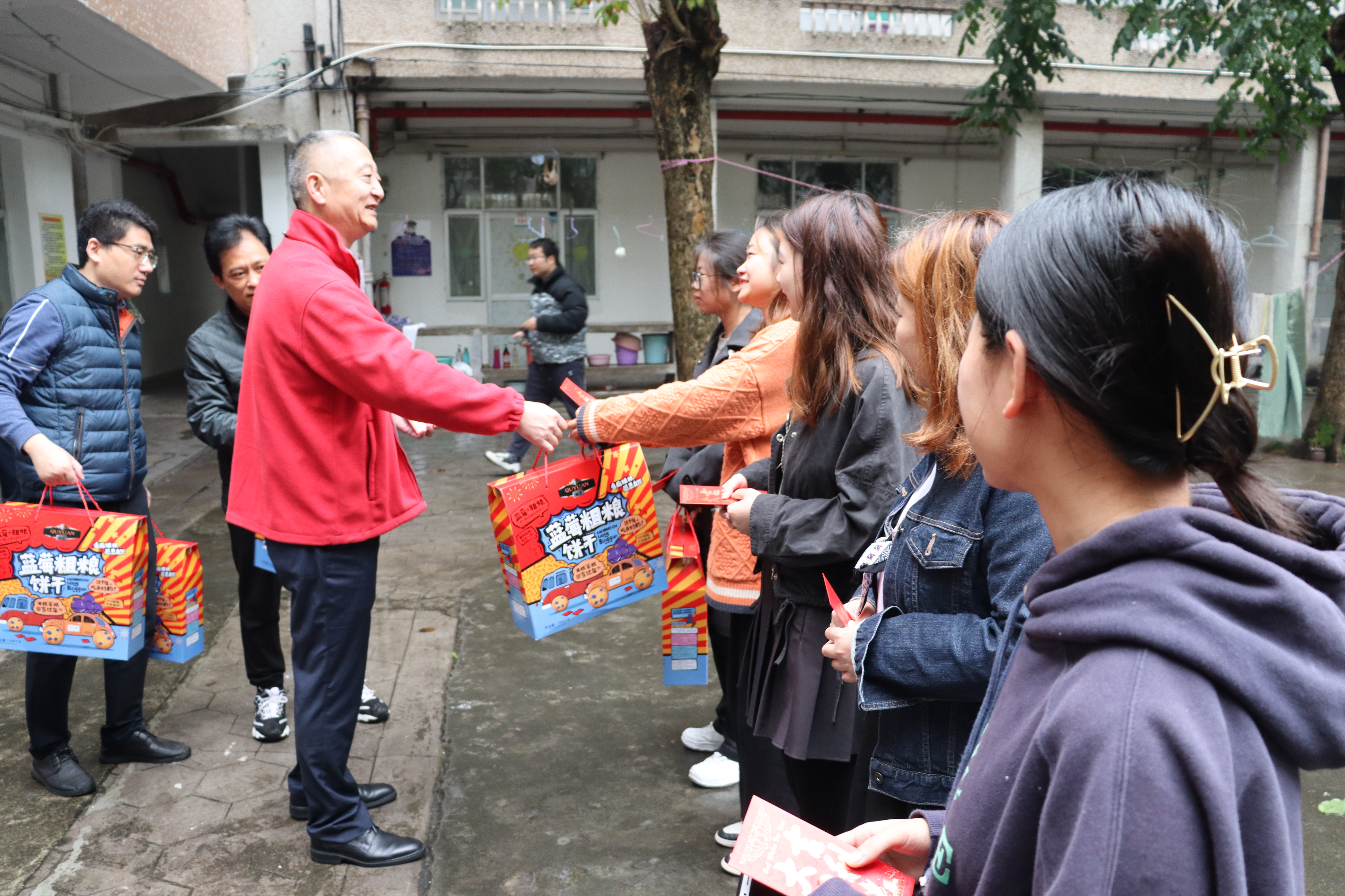 李湖大年初一慰问坚守岗位的教职员工和留校学生