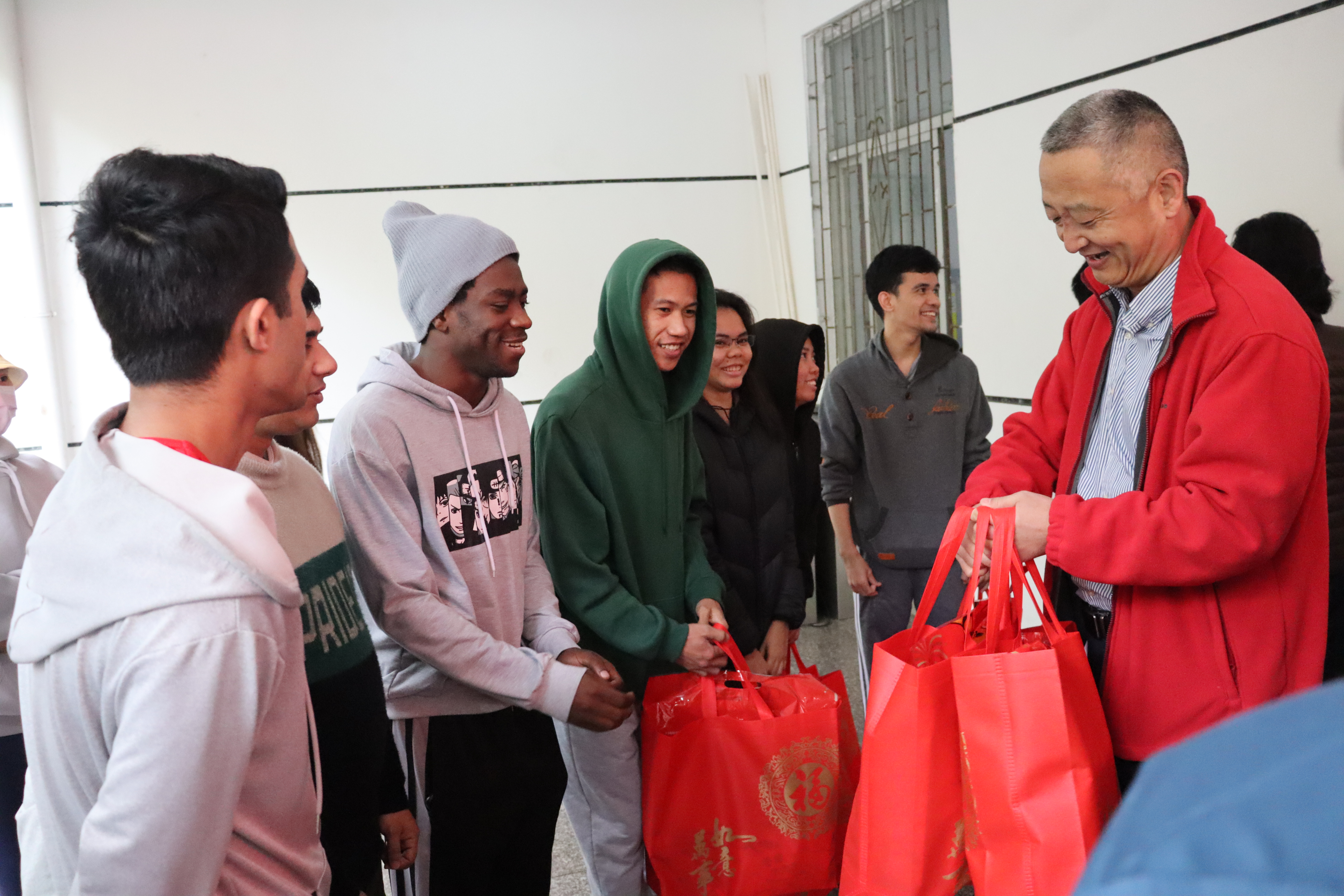 李湖大年初一慰问坚守岗位的教职员工和留校学生