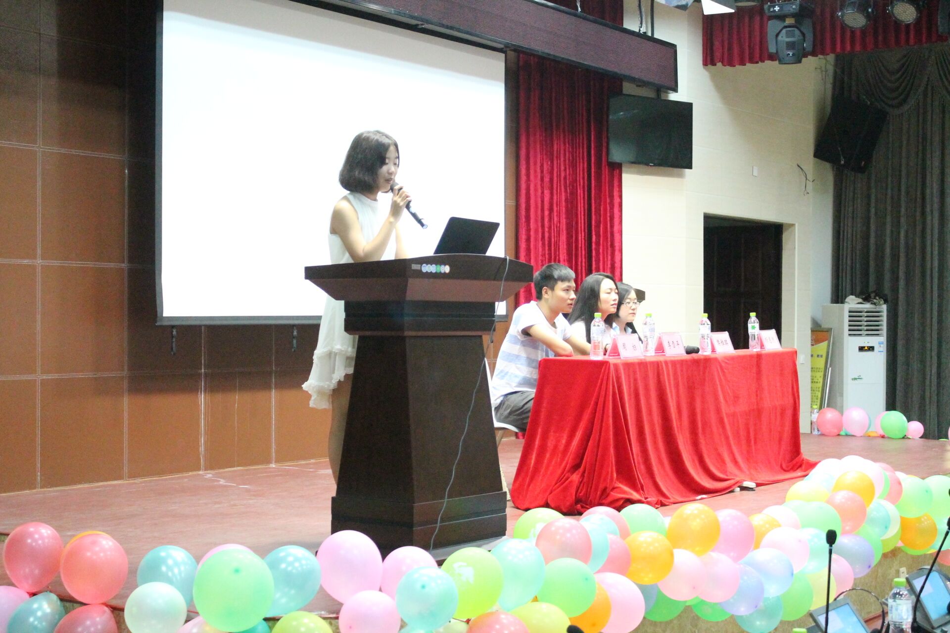 扬帆起航  从“新”出发――外国语学院举办大学生论坛暨迎新晚会