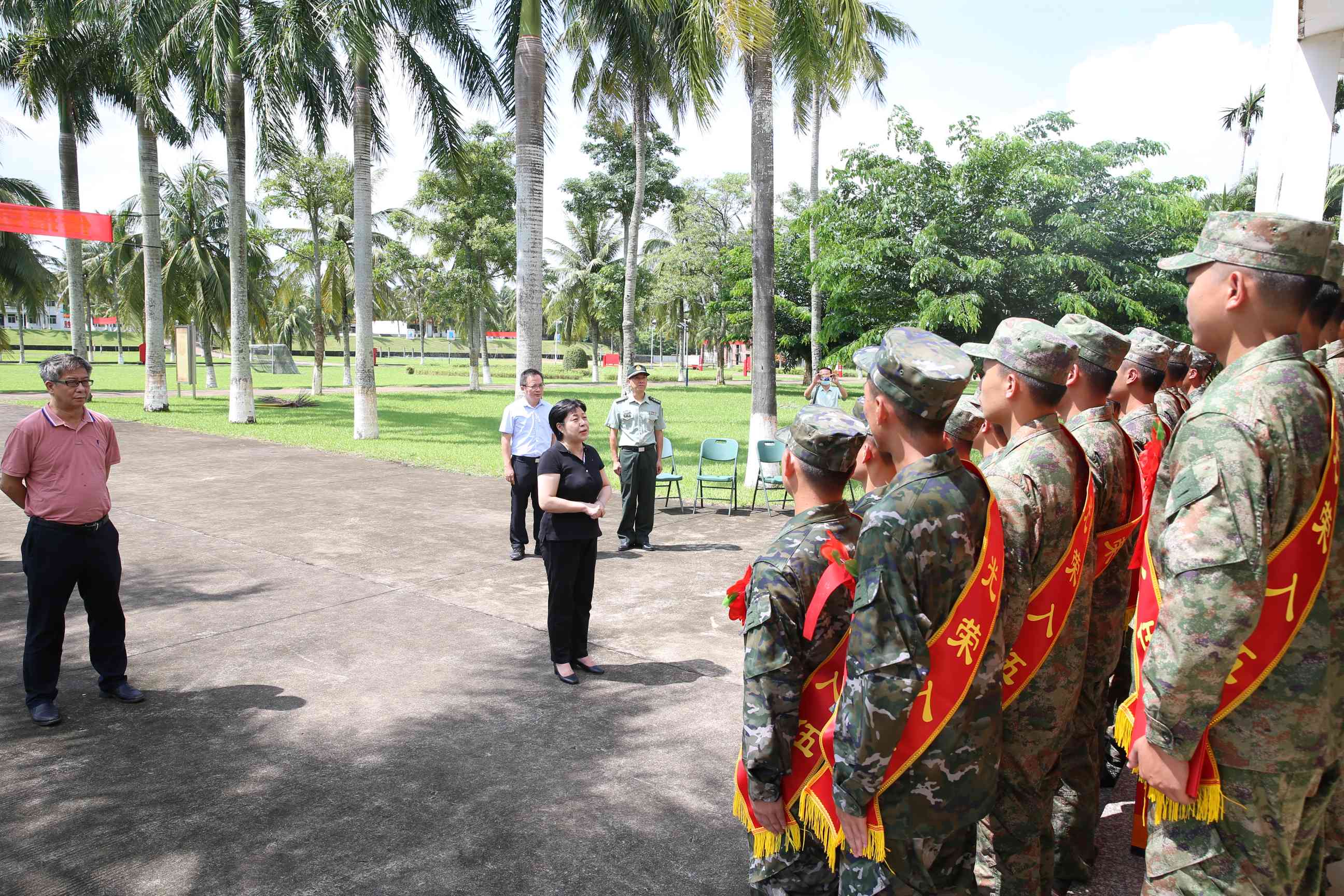我校热烈欢送2022年入伍参军学生