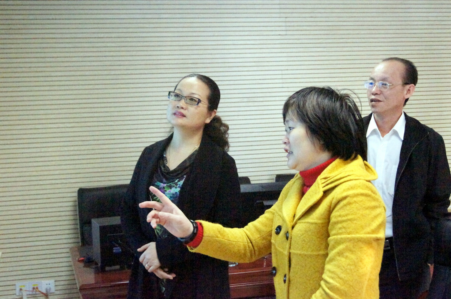 校领导巡视期末考试考场