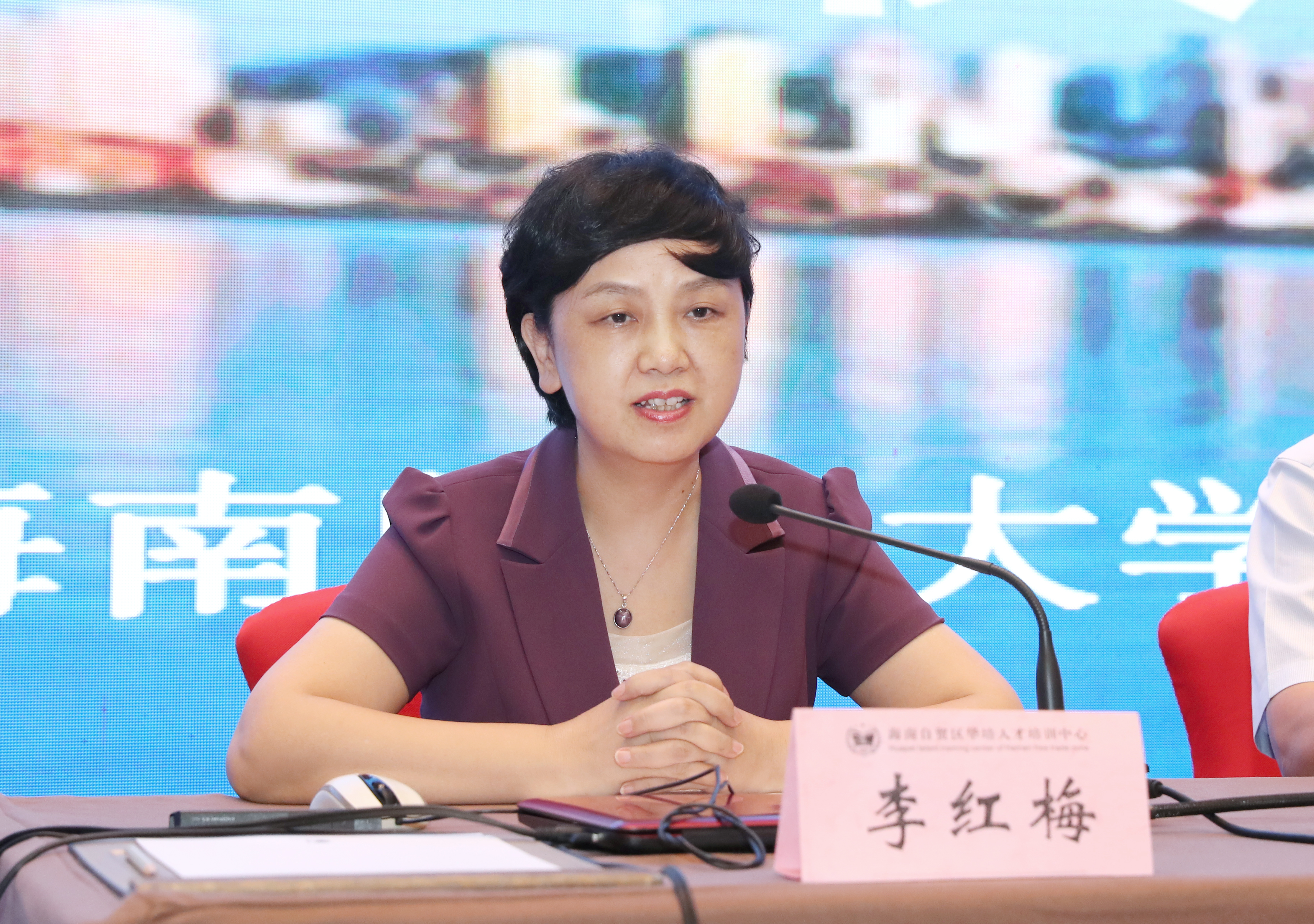 省委自贸办副主任陈小华为我校中层以上干部解读《海南自由贸易港建设总体方案》