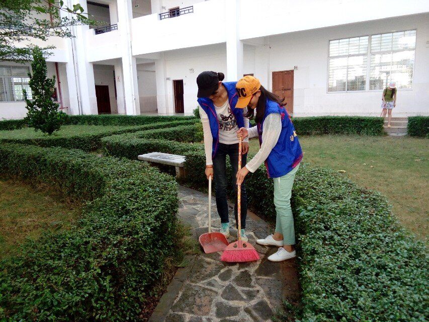 净化校园，美丽心灵――记化学与化工学院清扫活动