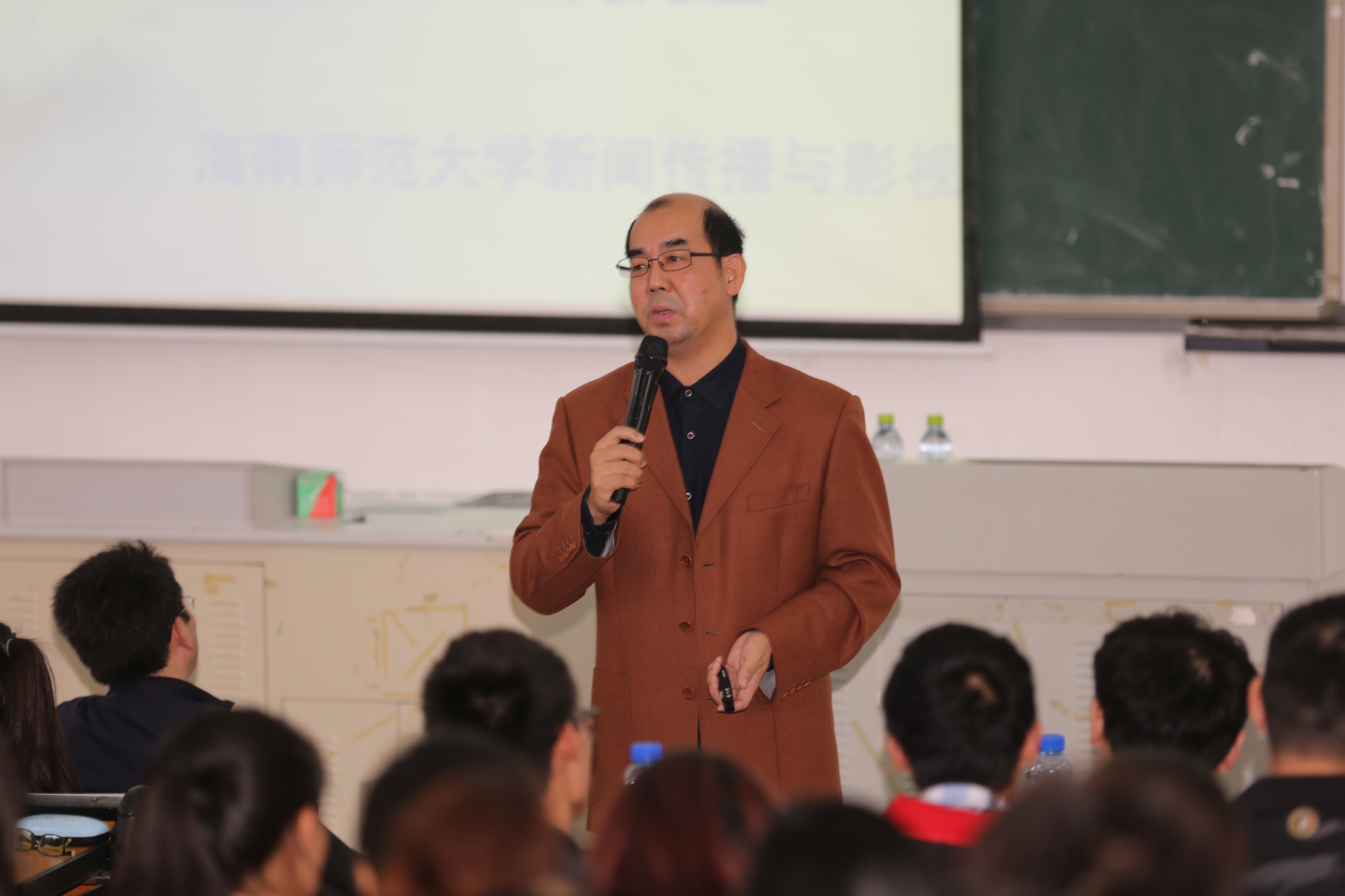 共迎新篇章,携手创未来——记新闻传播与影视学院学生大会