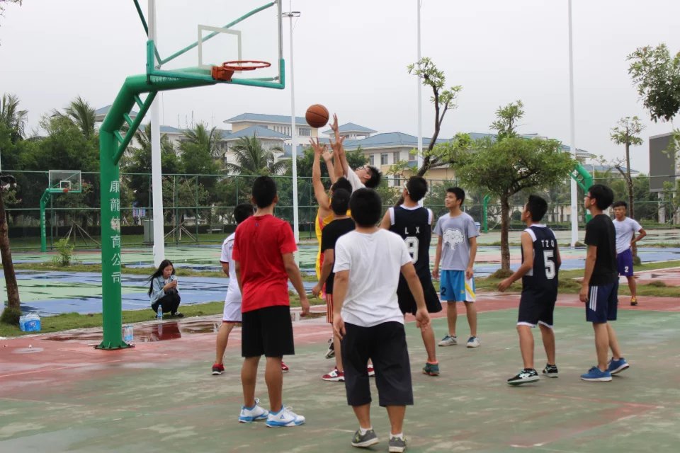 绽放青春,释放活力――记政法学院三走系列之男篮比赛