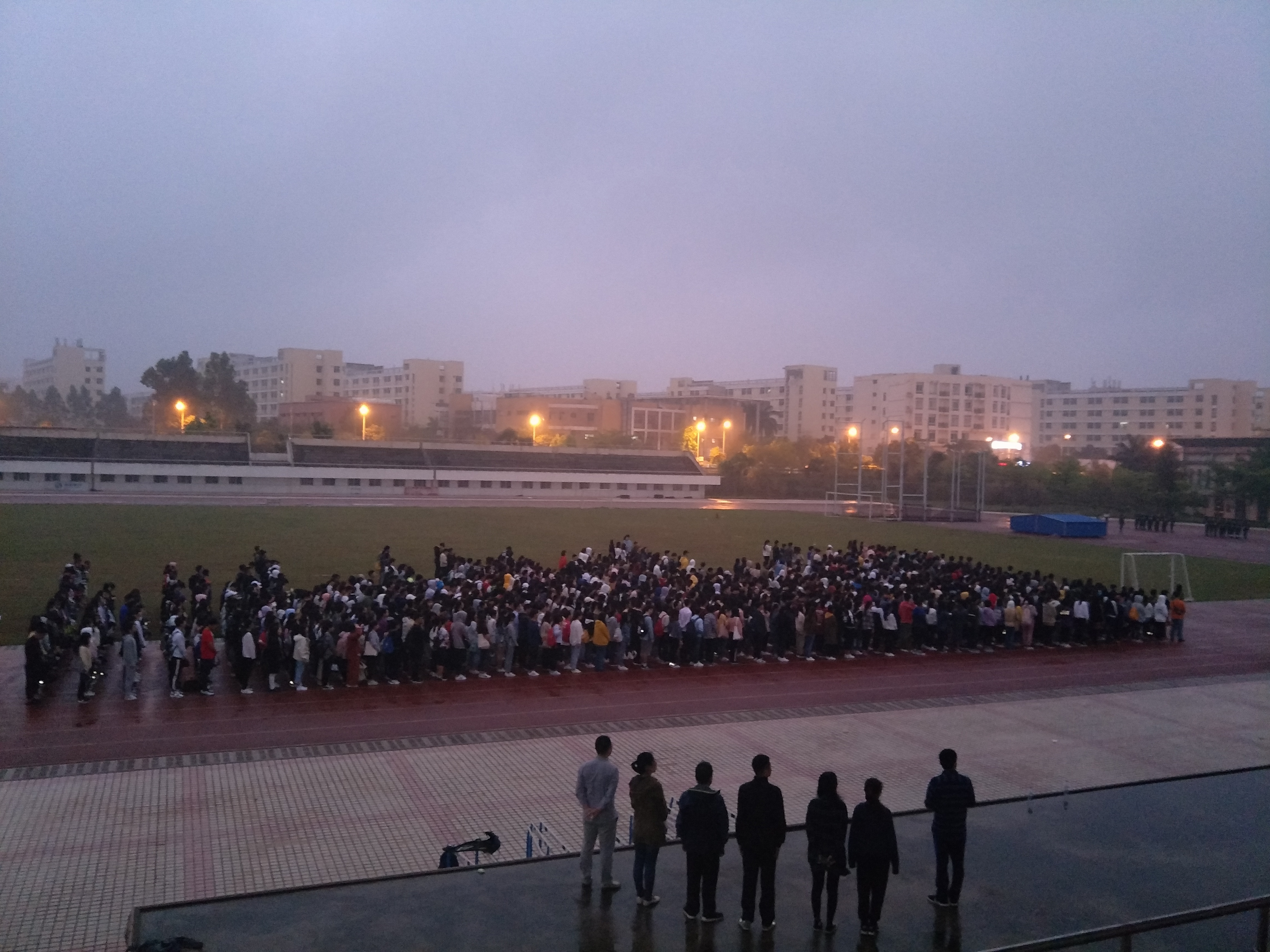 新学期塑新风，国旗下新出发