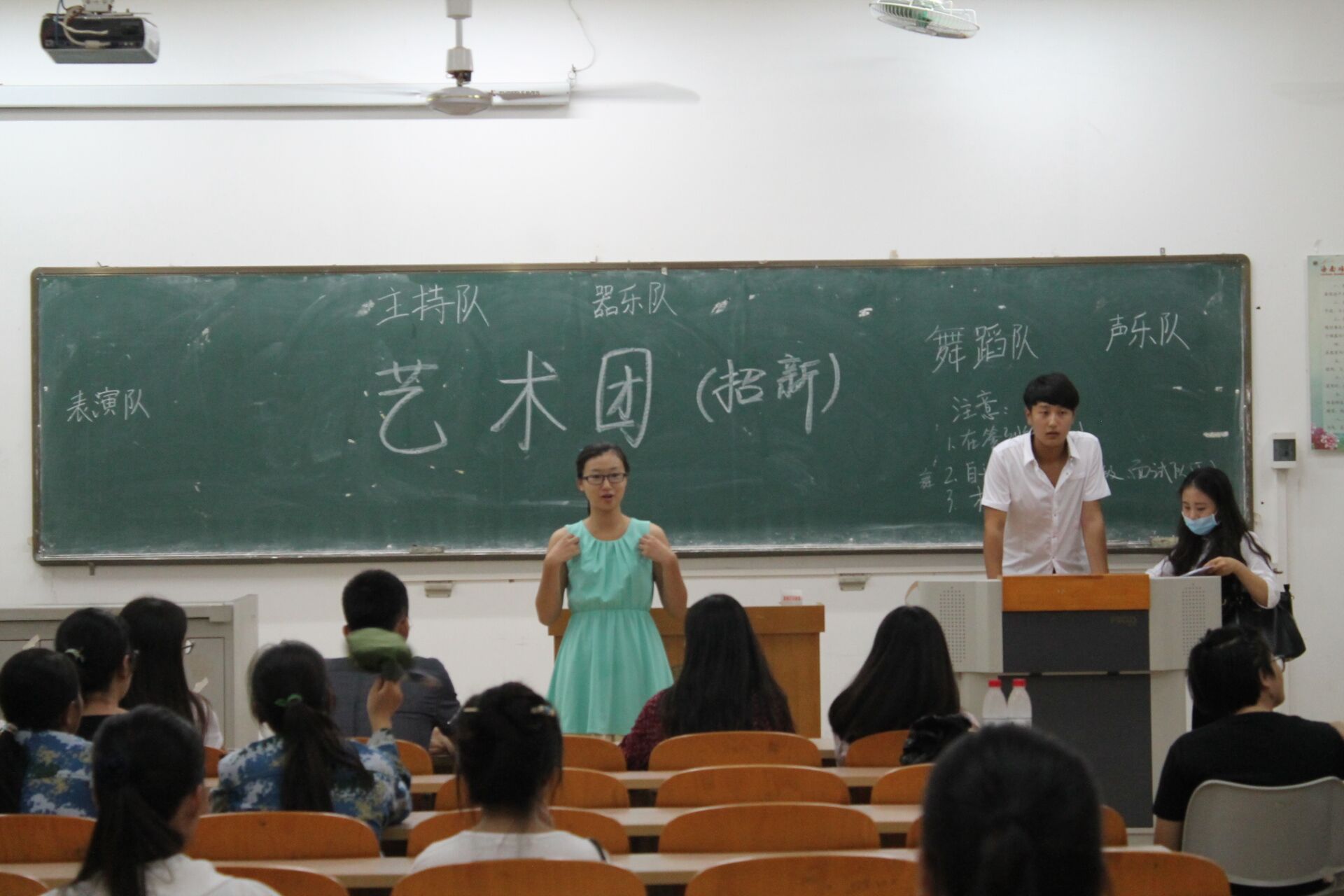 百花齐放,绚丽多姿 ――记外国语学院艺术团、礼仪队招新面试