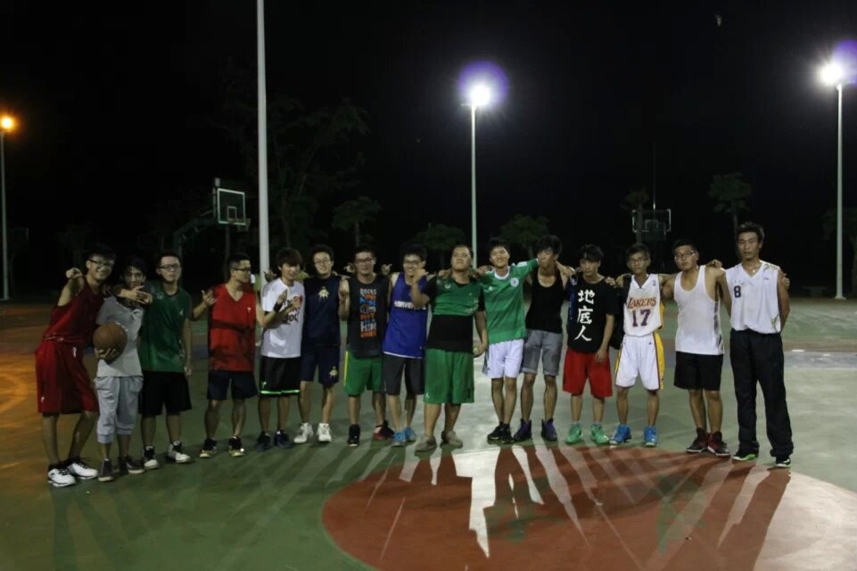 青春如梦 激情似火――外国语学院迎新杯男篮女排比赛