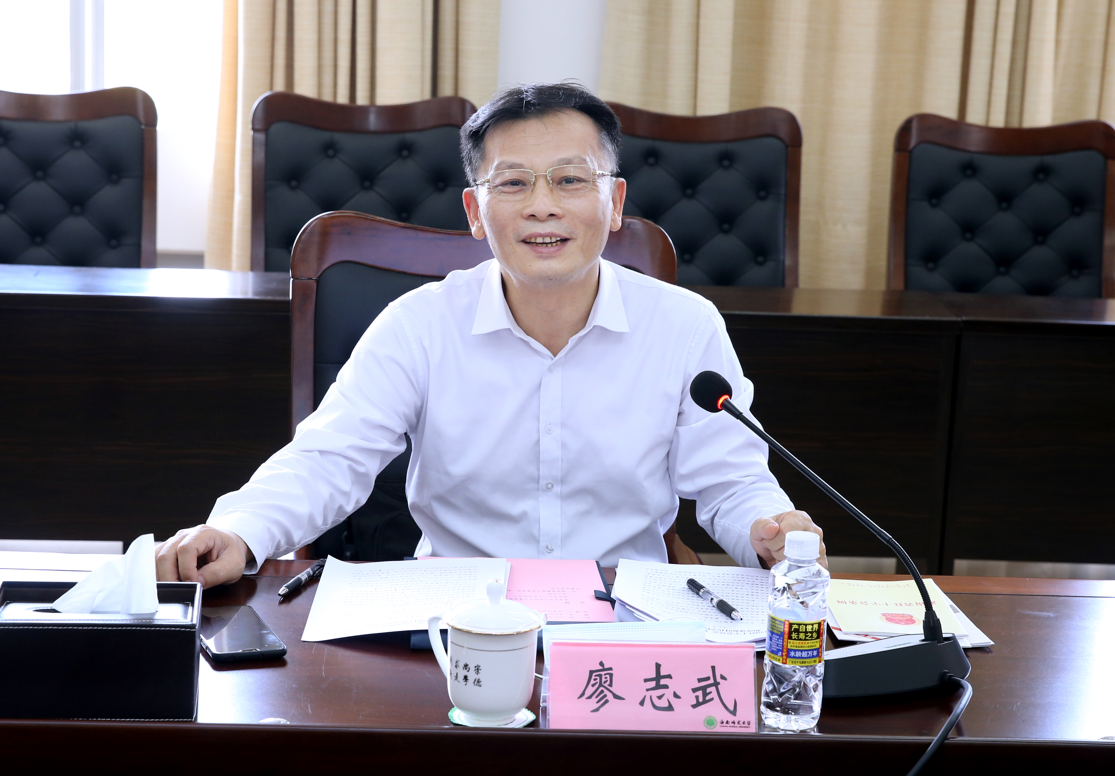 海南省红十字会党组书记廖志武、副会长黎岳南到我校交流座谈