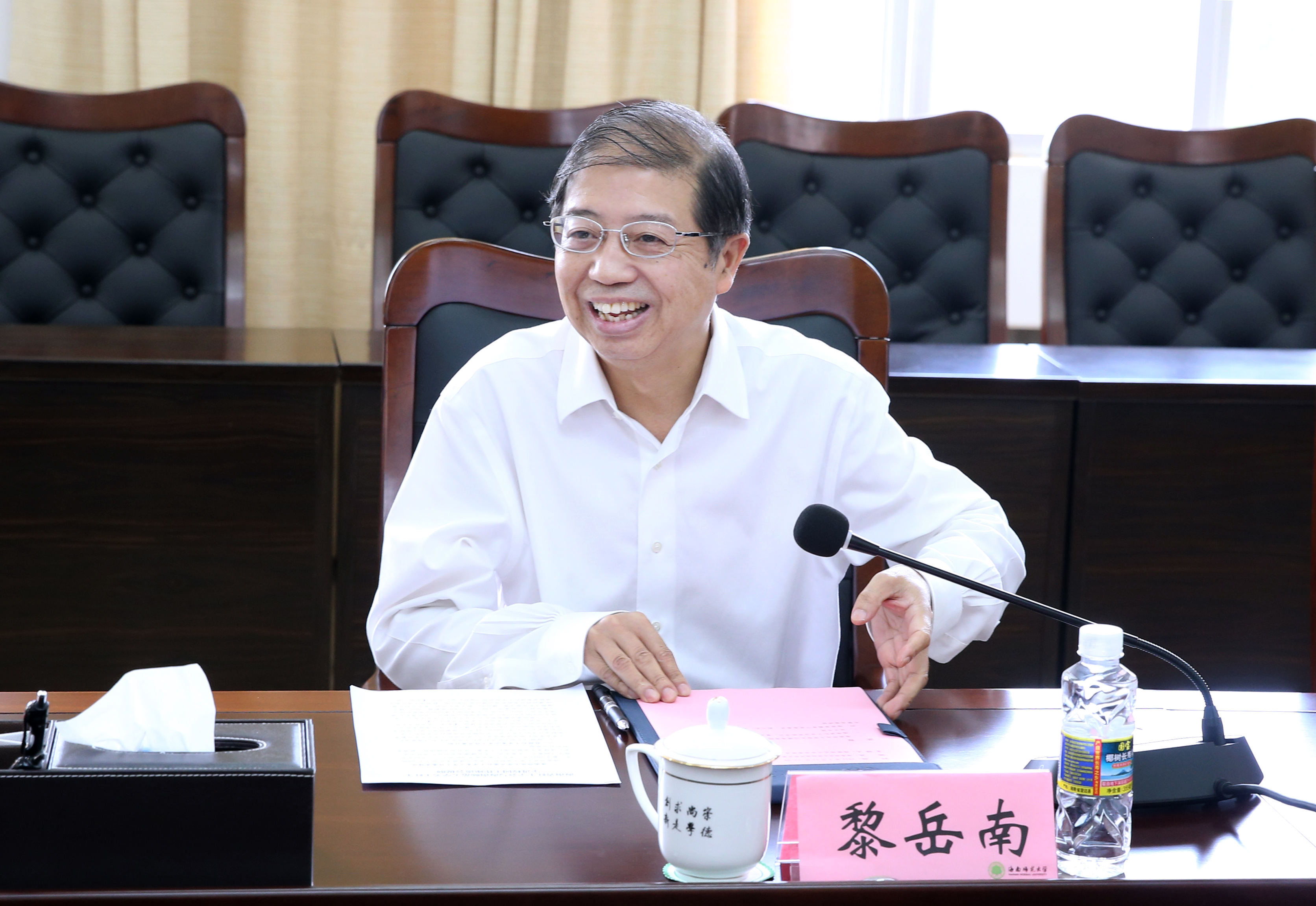 海南省红十字会党组书记廖志武、副会长黎岳南到我校交流座谈