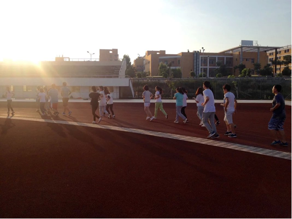 拥抱晨曦曙光，青春应当自强――记政法学院“阳光晨跑”活动启动仪式