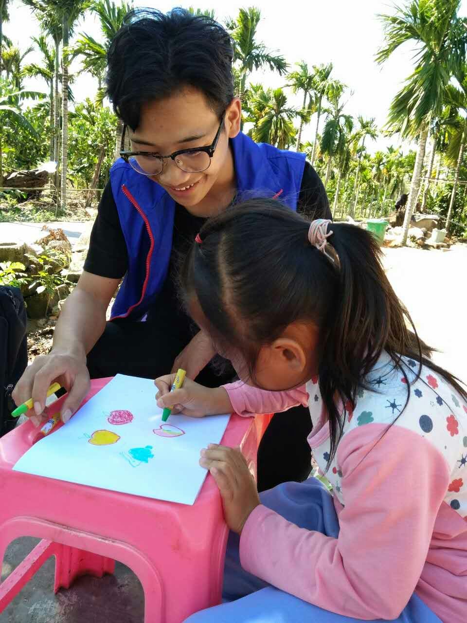 青年之声.大手拉小手，结对帮扶暖人心