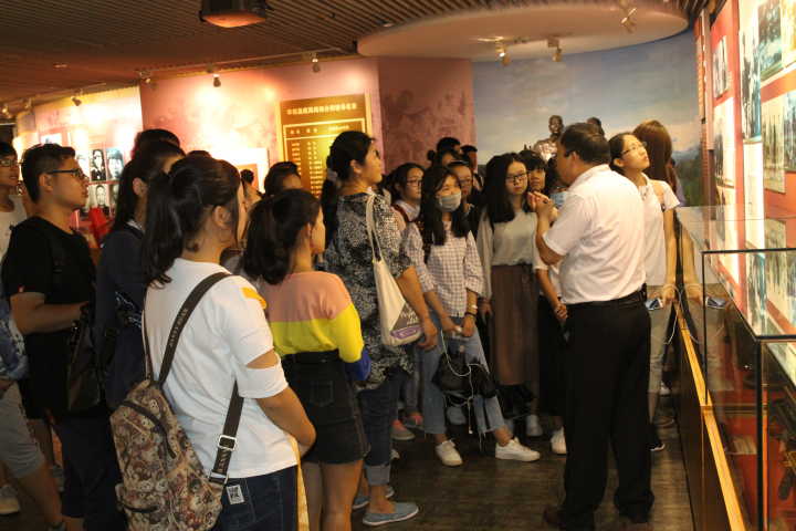 一堂入脑入心的“新时代中国特色社会主义”理论课――记文学院16级历史班海南农垦博物馆实践课堂