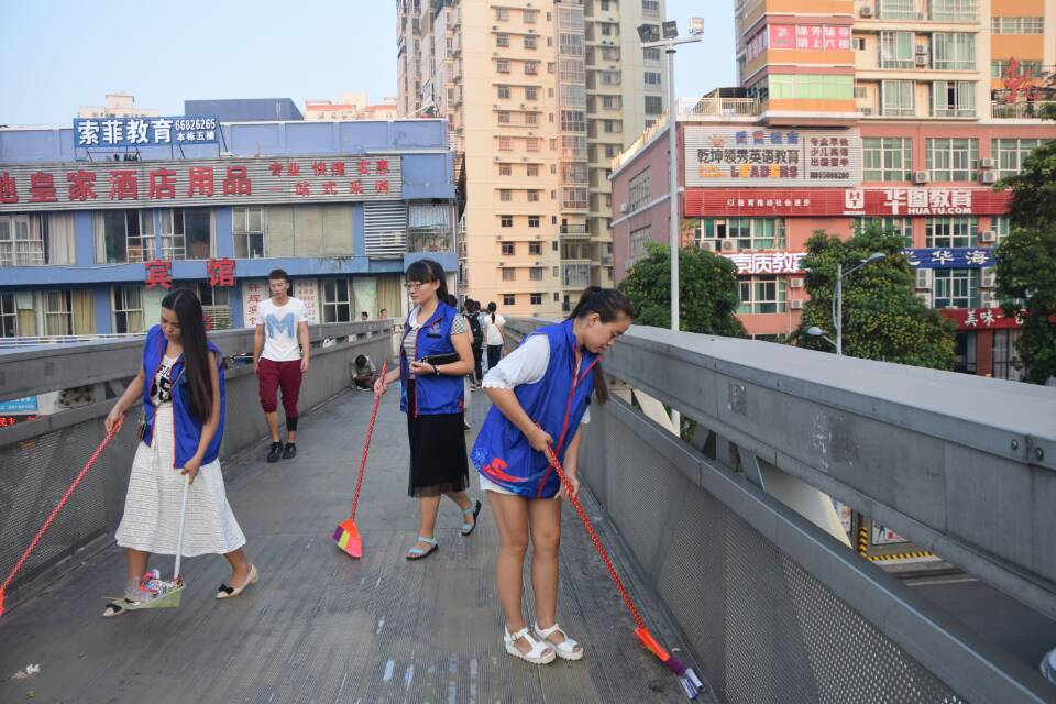 喜迎元旦尽力清扫天桥  净化城市积极参与双创——生命科学学院青年志愿者“桥梁美容师