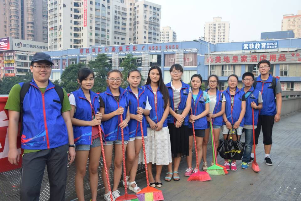 喜迎元旦尽力清扫天桥 净化城市积极参与双创――生命科学学院青年志愿者“桥梁美容师