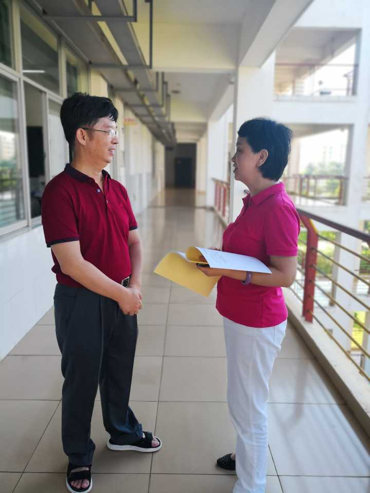 李红梅书记深入课堂随机听课  推进“课堂教学质量月”