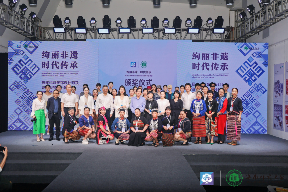 美术学院举办搭建运营黎锦设计师及设计服务平台项目作品发布会