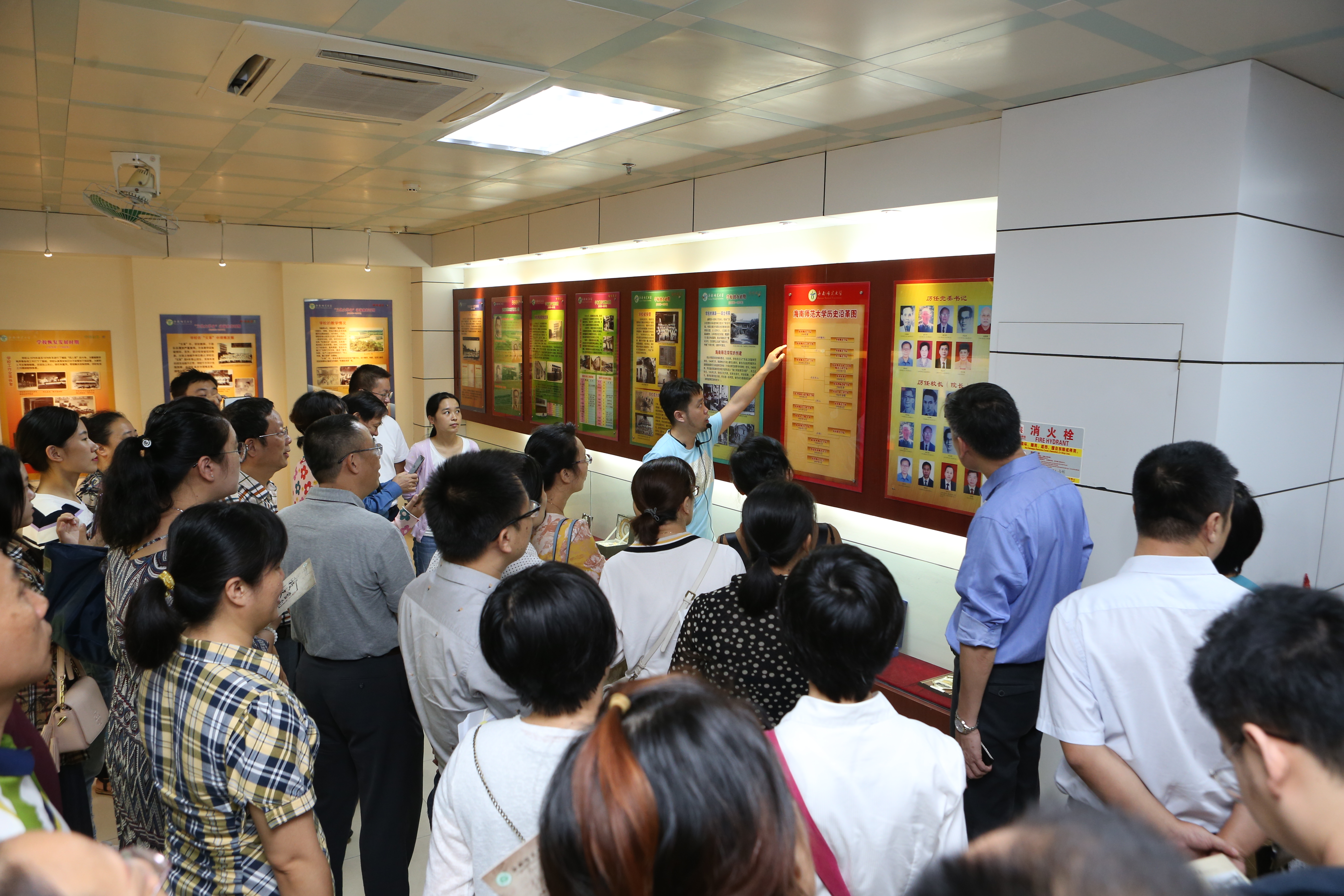 学校机关党委组织机关干部职工参观校史展览馆