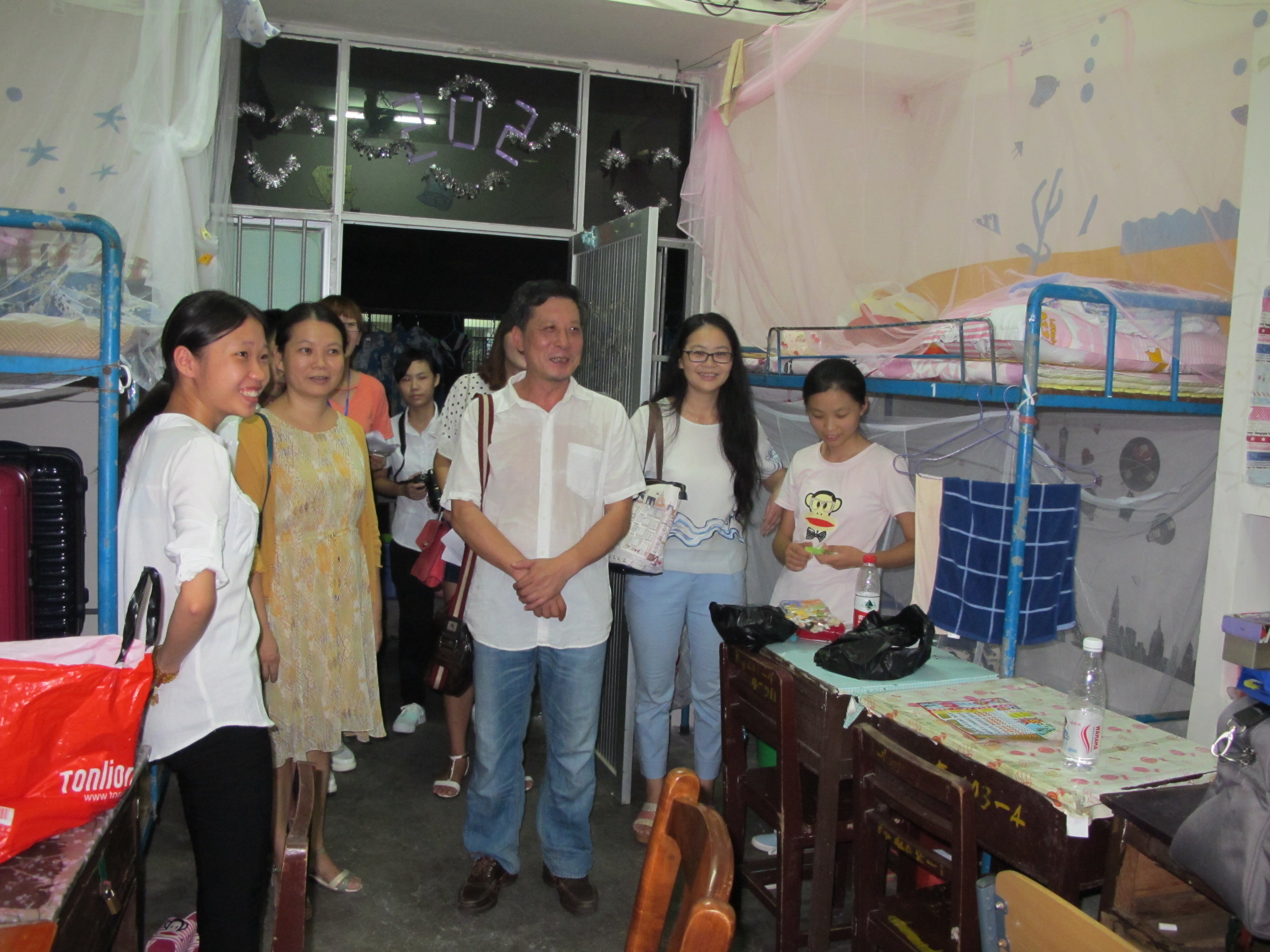 记初等教育学院领导走访新生宿舍