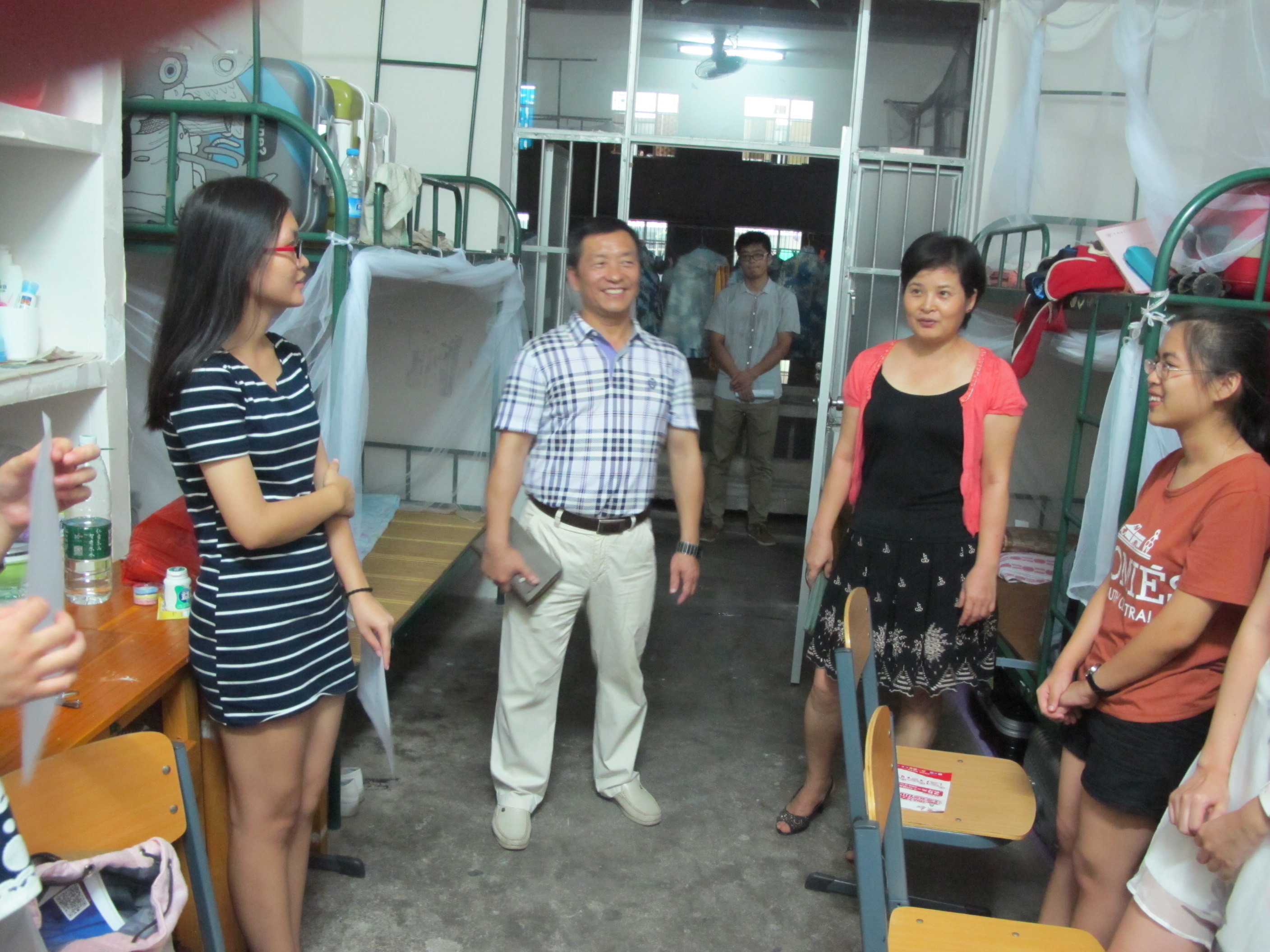 记初等教育学院领导走访新生宿舍