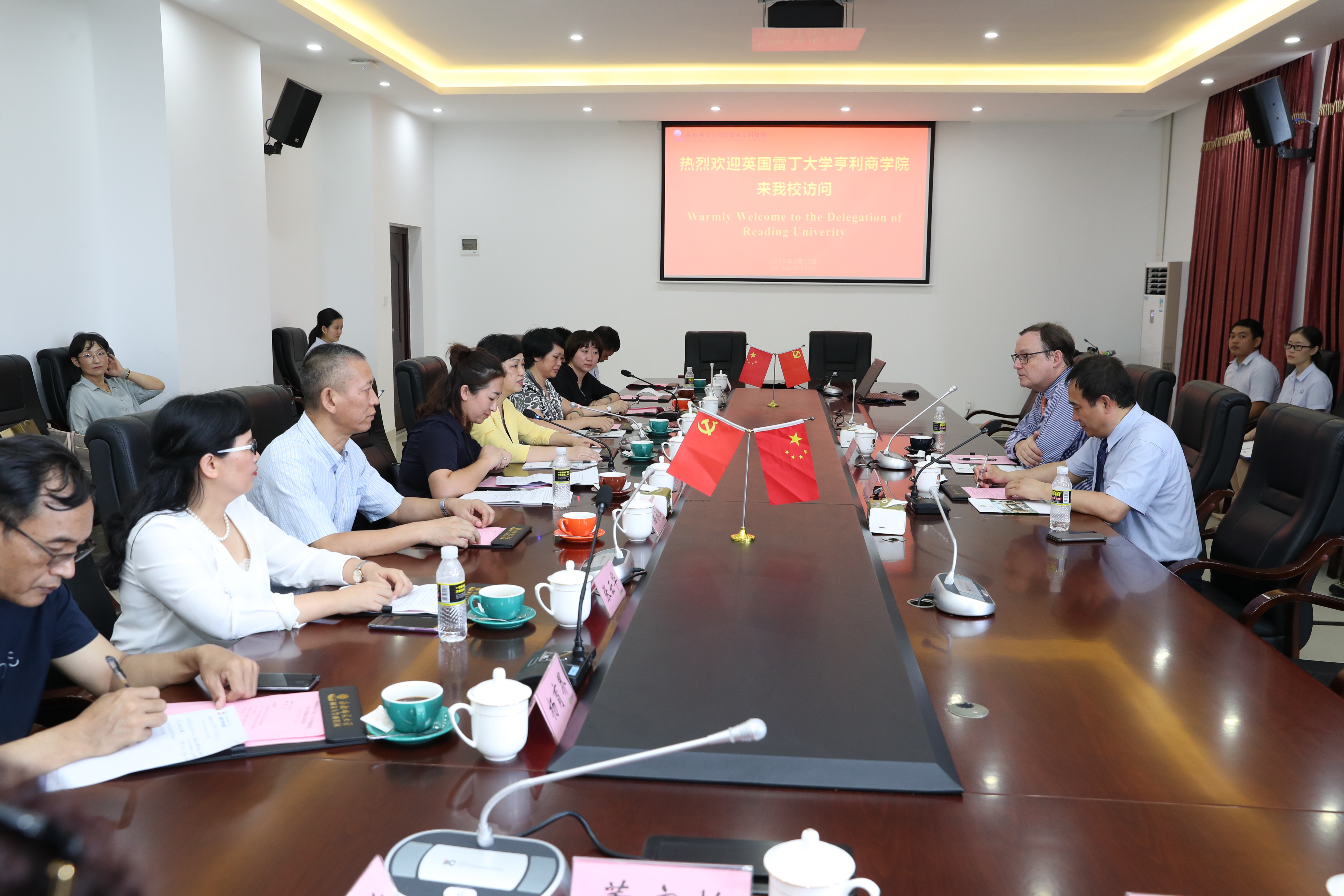 英国雷丁大学亨利商学院院长John Board一行访问我校