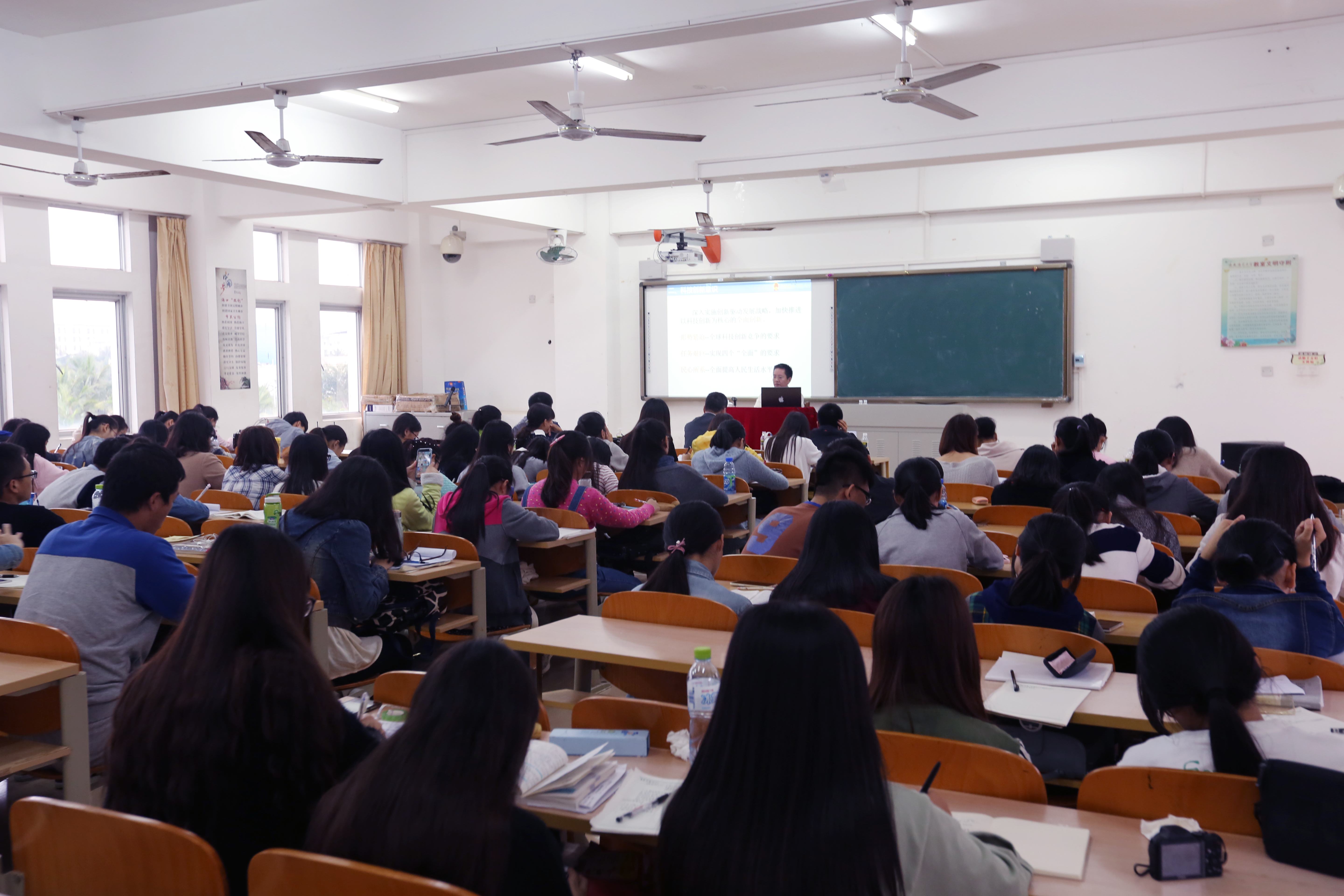 省科技厅朱东海副厅长为海师新闻学院学子作报告