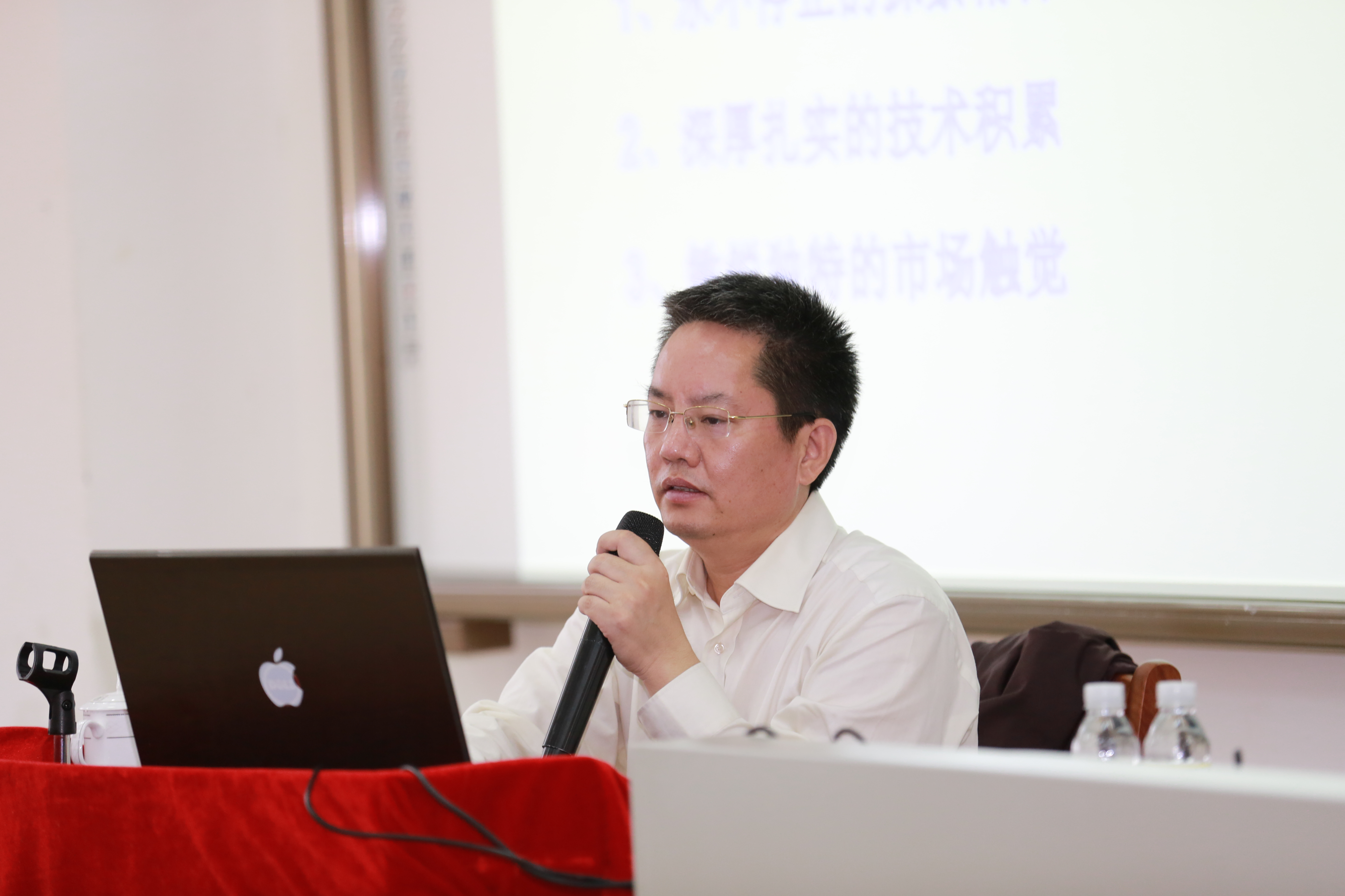 省科技厅朱东海副厅长为海师新闻学院学子作报告