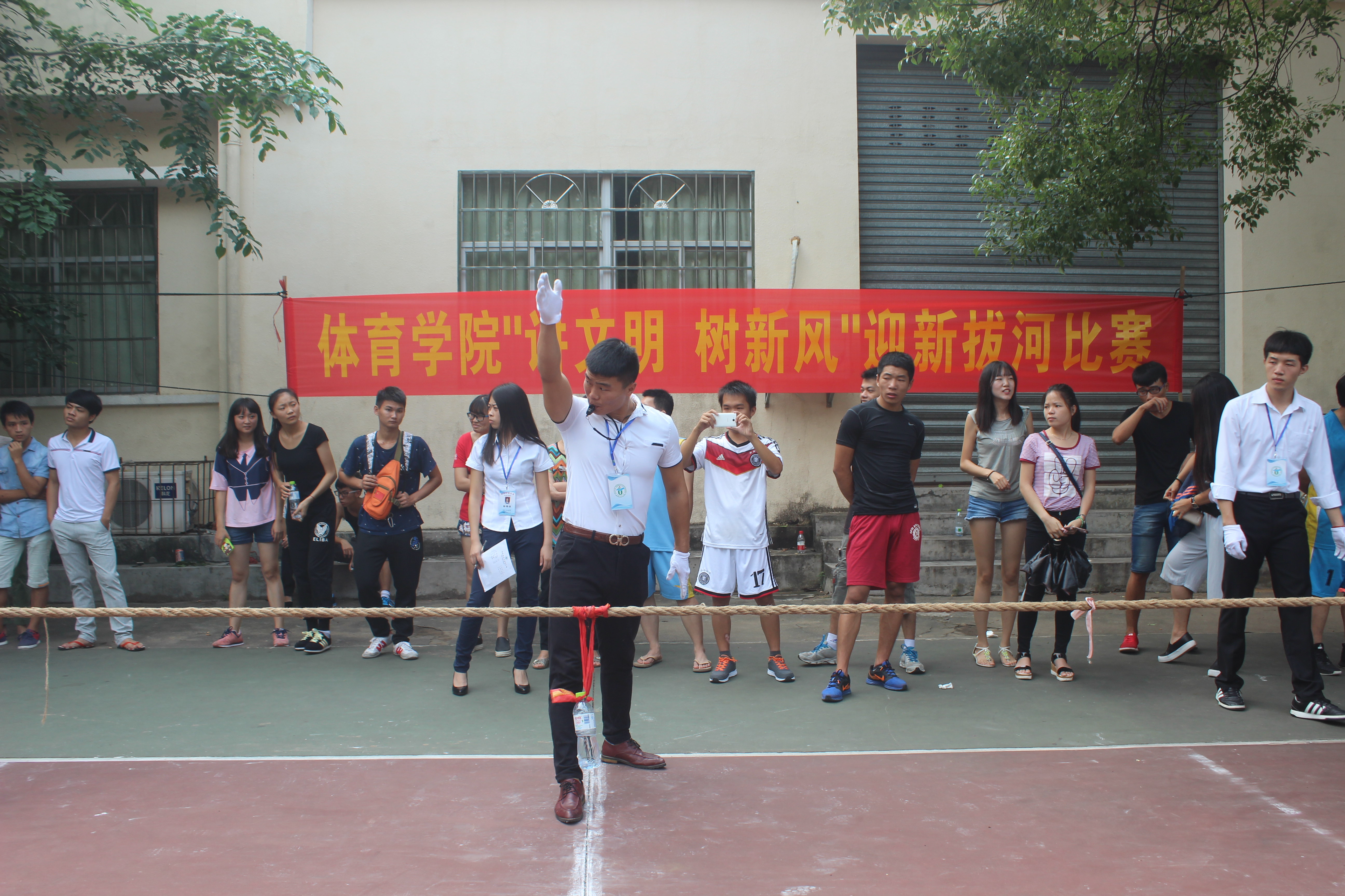 体育学院举办“讲文明，树新风”迎新拔河比赛