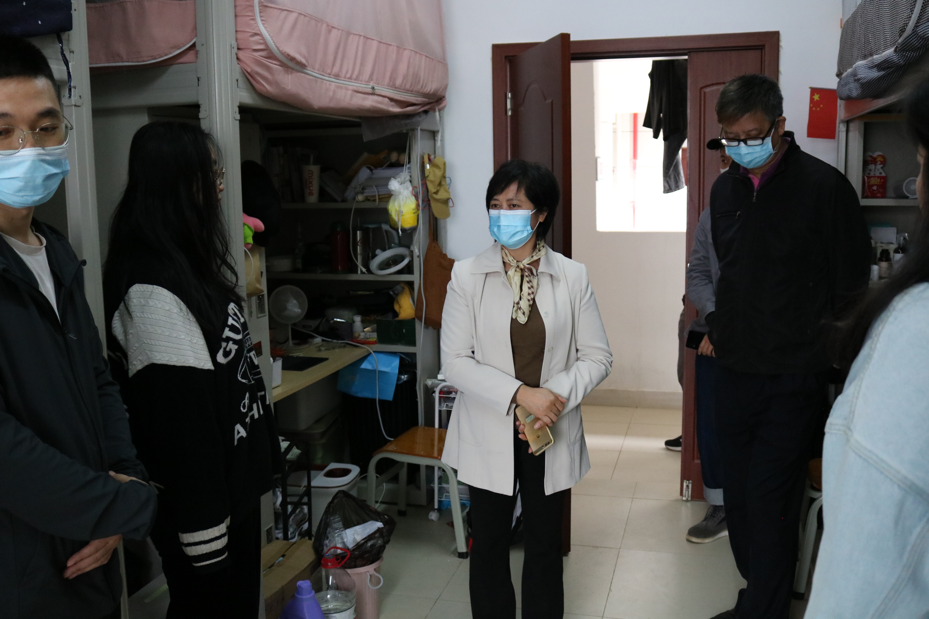 校领导巡查我校疫情防控工作