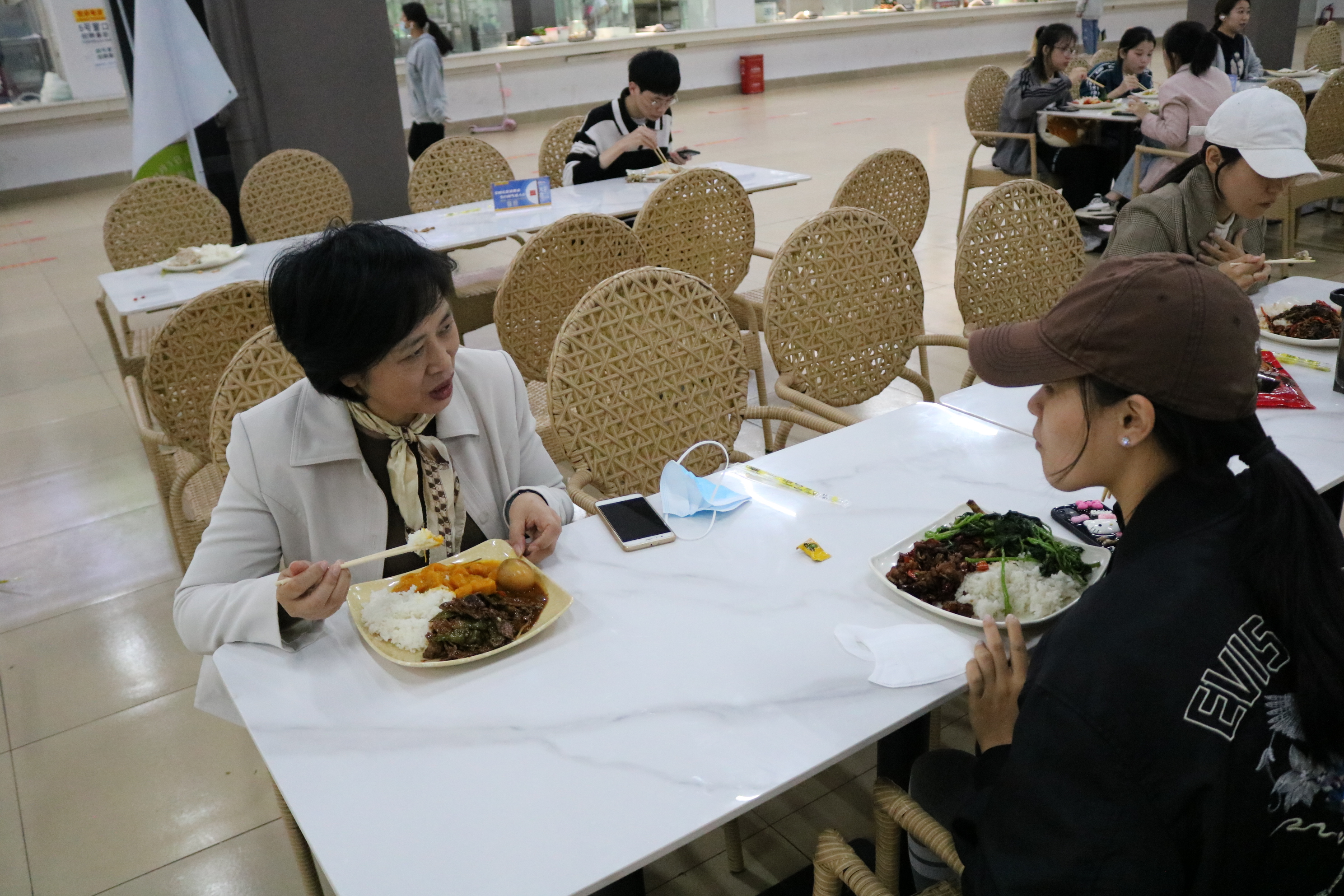 校领导巡查我校疫情防控工作