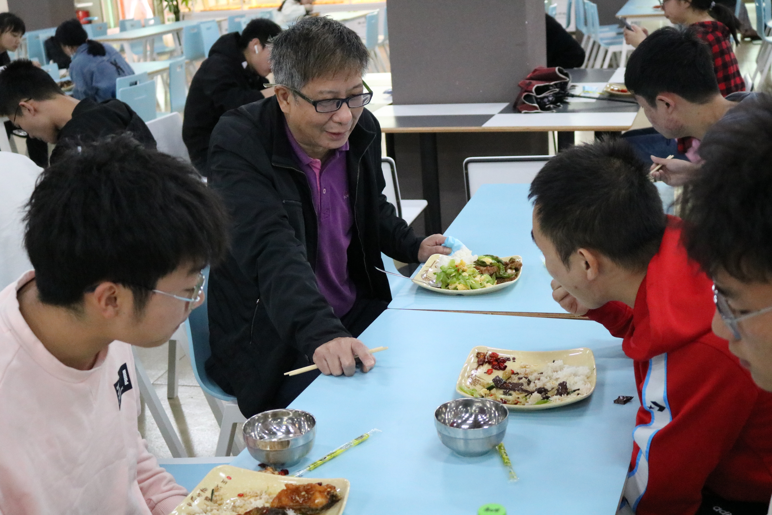 校领导巡查我校疫情防控工作